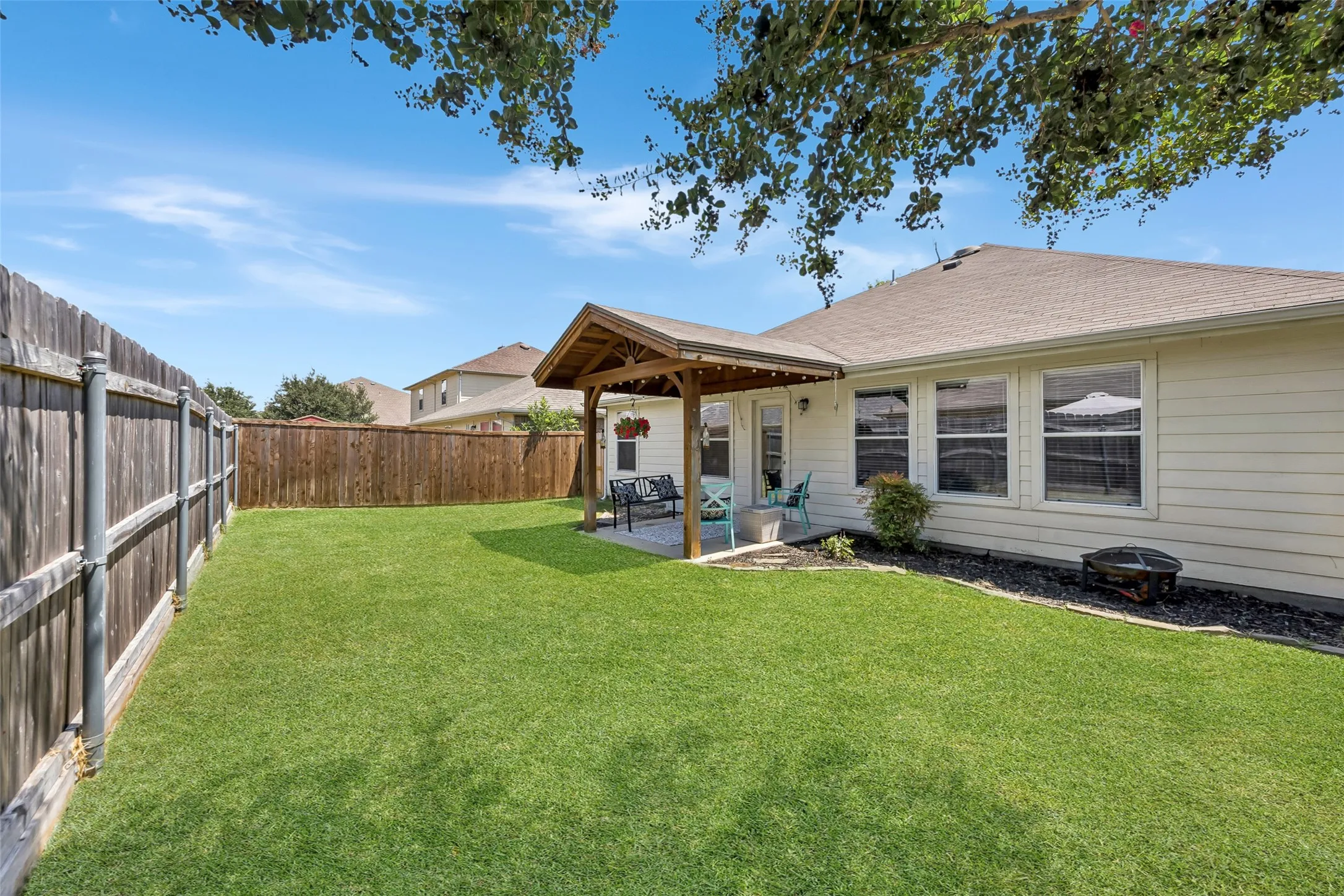 Single Family Residence For Sale in Collin County , 821 Austin Lane, Lavon, Texas 75166, 4 Bedroom, 2 Bathroom, 2 Garage spaces, 1,790 Sqft, built in 2006, mls#21350013, Real Estate Agent in Lavon, Homes For Sale in Collin county, Homes For Sale in Lavon, Realtor in Lavon Texas, Real Estate Brokerage Independent Realty Texas, Luminita Cordes Realtor