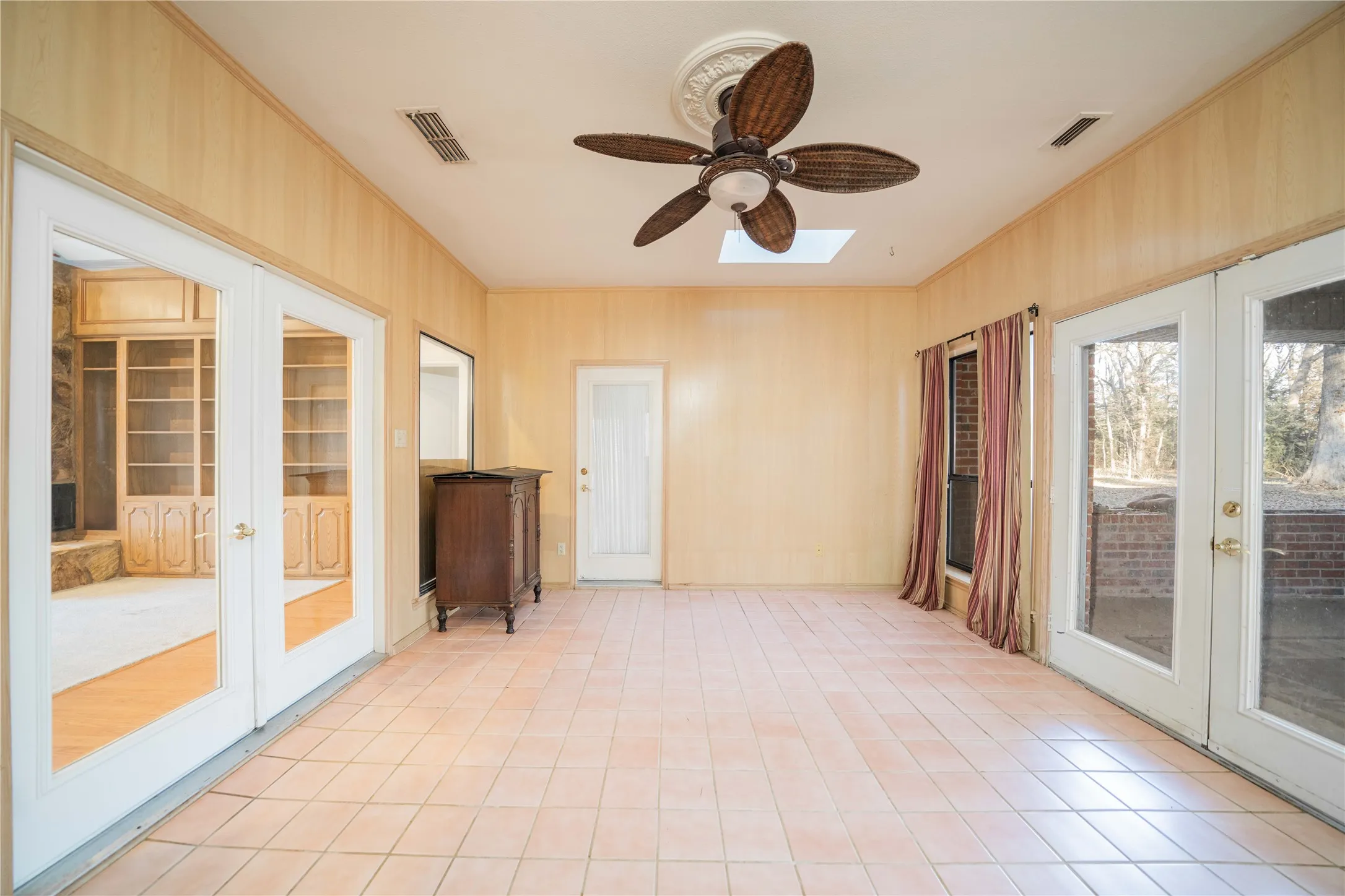 Single Family Residence For Sale in Franklin (TX) County , 3199 Farm Road 2723, Mount Vernon, Texas 75457, 4 Bedroom, 3 Bathroom, 2 Garage spaces, 3,286 Sqft, built in 1989, mls#21348171, Real Estate Agent in Mount Vernon, Homes For Sale in Franklin (TX) county, Homes For Sale in Mount Vernon, Realtor in Mount Vernon Texas, Real Estate Brokerage Independent Realty Texas, Luminita Cordes Realtor