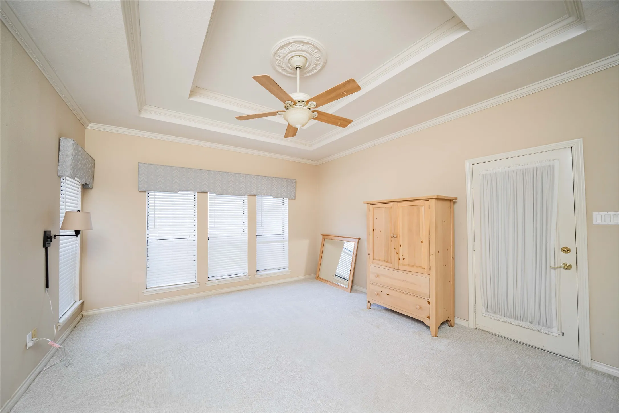 Recessed tray ceiling with decorative medallion and ceiling fan