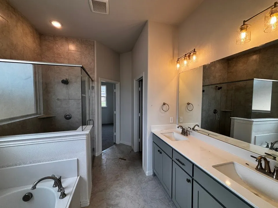 Dual vanity with integrated sinks and a large mirror