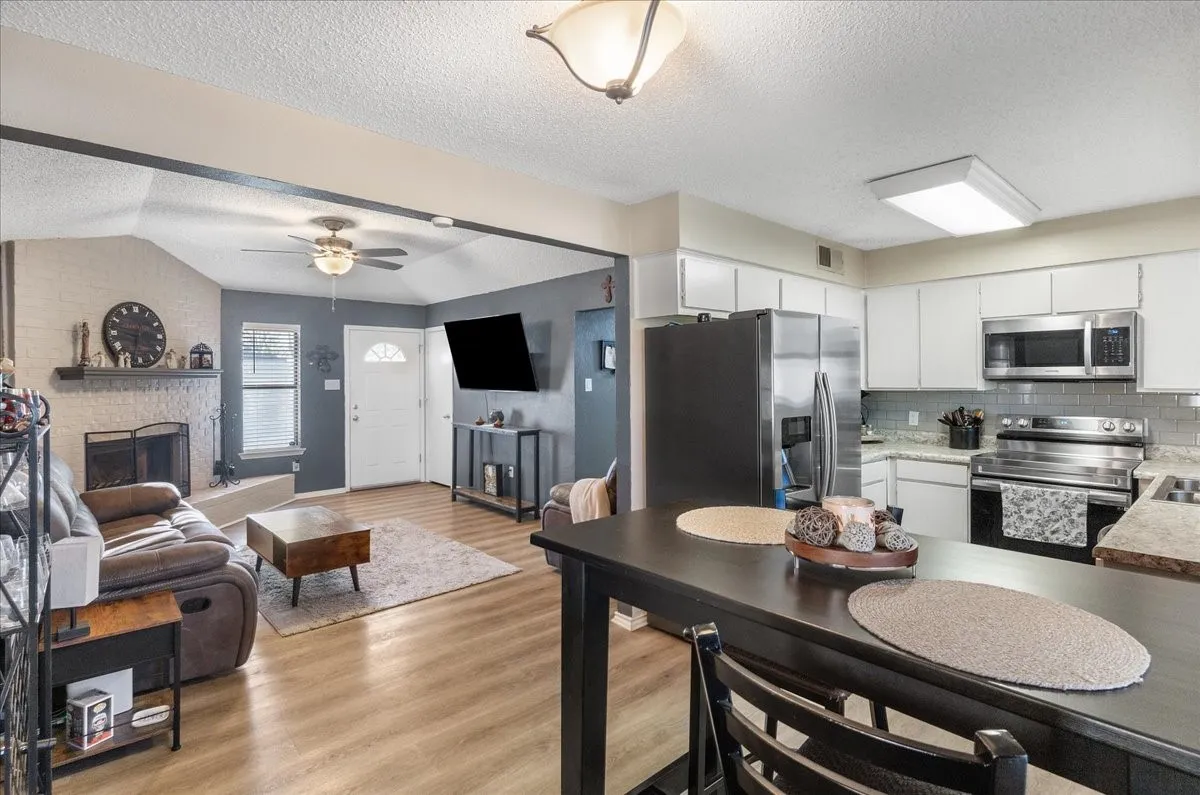 Single Family Residence For Sale in Johnson County , 432 Post Oak Lane, Burleson, Texas 76028, 3 Bedroom, 1 Bathroom, 2 Garage spaces, 999 Sqft, built in 1983, mls#21358625, Real Estate Agent in Burleson, Homes For Sale in Johnson county, Homes For Sale in Burleson, Realtor in Burleson Texas, Real Estate Brokerage Independent Realty Texas, Luminita Cordes Realtor