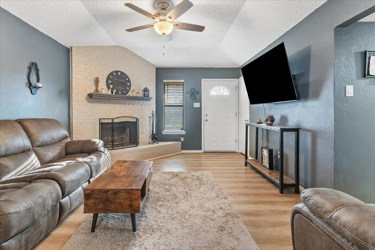 Single Family Residence For Sale in Johnson County , 432 Post Oak Lane, Burleson, Texas 76028, 3 Bedroom, 1 Bathroom, 2 Garage spaces, 999 Sqft, built in 1983, mls#21358625, Real Estate Agent in Burleson, Homes For Sale in Johnson county, Homes For Sale in Burleson, Realtor in Burleson Texas, Real Estate Brokerage Independent Realty Texas, Luminita Cordes Realtor