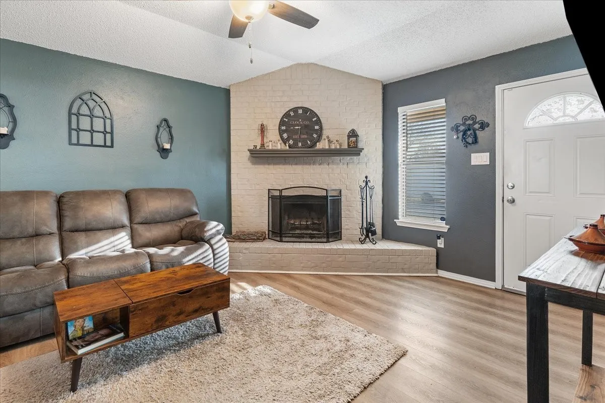 Single Family Residence For Sale in Johnson County , 432 Post Oak Lane, Burleson, Texas 76028, 3 Bedroom, 1 Bathroom, 2 Garage spaces, 999 Sqft, built in 1983, mls#21358625, Real Estate Agent in Burleson, Homes For Sale in Johnson county, Homes For Sale in Burleson, Realtor in Burleson Texas, Real Estate Brokerage Independent Realty Texas, Luminita Cordes Realtor