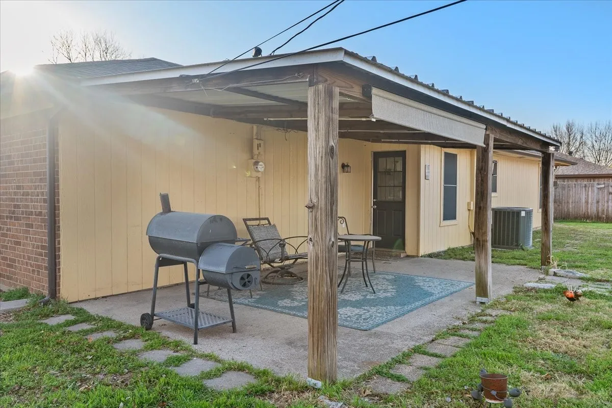 Single Family Residence For Sale in Johnson County , 432 Post Oak Lane, Burleson, Texas 76028, 3 Bedroom, 1 Bathroom, 2 Garage spaces, 999 Sqft, built in 1983, mls#21358625, Real Estate Agent in Burleson, Homes For Sale in Johnson county, Homes For Sale in Burleson, Realtor in Burleson Texas, Real Estate Brokerage Independent Realty Texas, Luminita Cordes Realtor