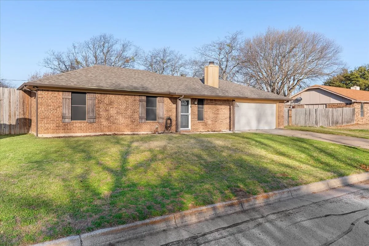 Single Family Residence For Sale in Johnson County , 432 Post Oak Lane, Burleson, Texas 76028, 3 Bedroom, 1 Bathroom, 2 Garage spaces, 999 Sqft, built in 1983, mls#21358625, Real Estate Agent in Burleson, Homes For Sale in Johnson county, Homes For Sale in Burleson, Realtor in Burleson Texas, Real Estate Brokerage Independent Realty Texas, Luminita Cordes Realtor