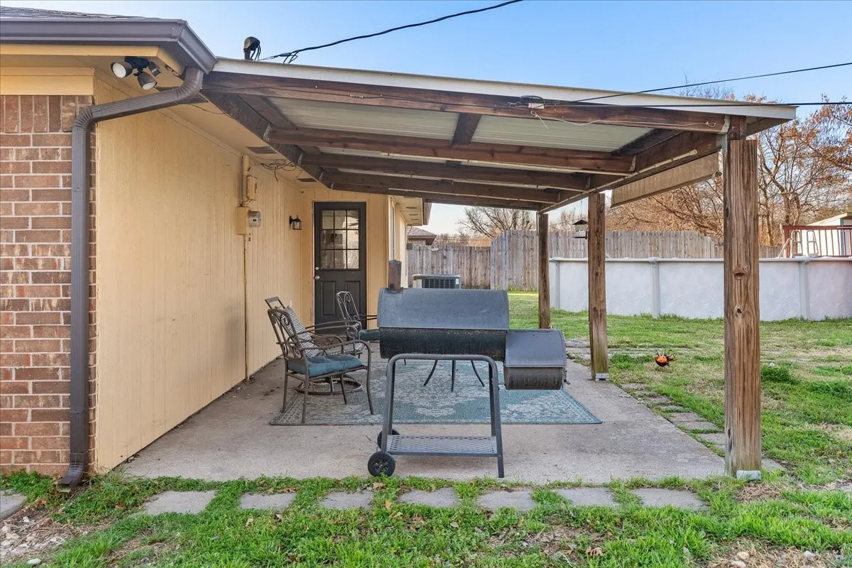 Single Family Residence For Sale in Johnson County , 432 Post Oak Lane, Burleson, Texas 76028, 3 Bedroom, 1 Bathroom, 2 Garage spaces, 999 Sqft, built in 1983, mls#21358625, Real Estate Agent in Burleson, Homes For Sale in Johnson county, Homes For Sale in Burleson, Realtor in Burleson Texas, Real Estate Brokerage Independent Realty Texas, Luminita Cordes Realtor