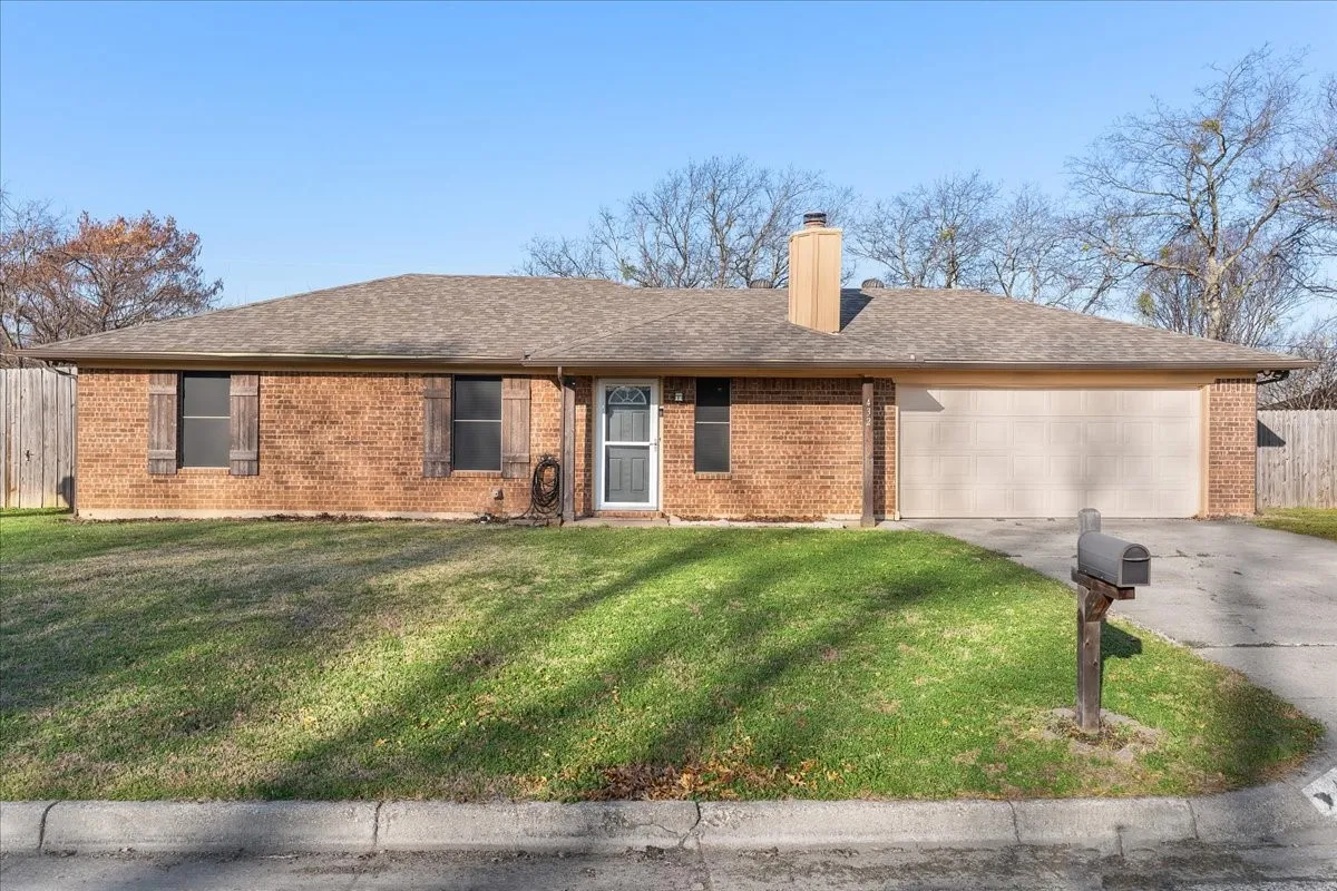 Single Family Residence For Sale in Johnson County , 432 Post Oak Lane, Burleson, Texas 76028, 3 Bedroom, 1 Bathroom, 2 Garage spaces, 999 Sqft, built in 1983, mls#21358625, Real Estate Agent in Burleson, Homes For Sale in Johnson county, Homes For Sale in Burleson, Realtor in Burleson Texas, Real Estate Brokerage Independent Realty Texas, Luminita Cordes Realtor