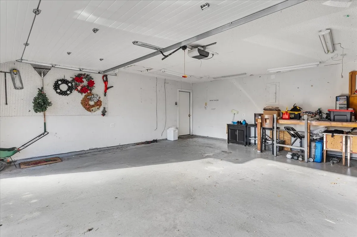 Single Family Residence For Sale in Johnson County , 432 Post Oak Lane, Burleson, Texas 76028, 3 Bedroom, 1 Bathroom, 2 Garage spaces, 999 Sqft, built in 1983, mls#21358625, Real Estate Agent in Burleson, Homes For Sale in Johnson county, Homes For Sale in Burleson, Realtor in Burleson Texas, Real Estate Brokerage Independent Realty Texas, Luminita Cordes Realtor
