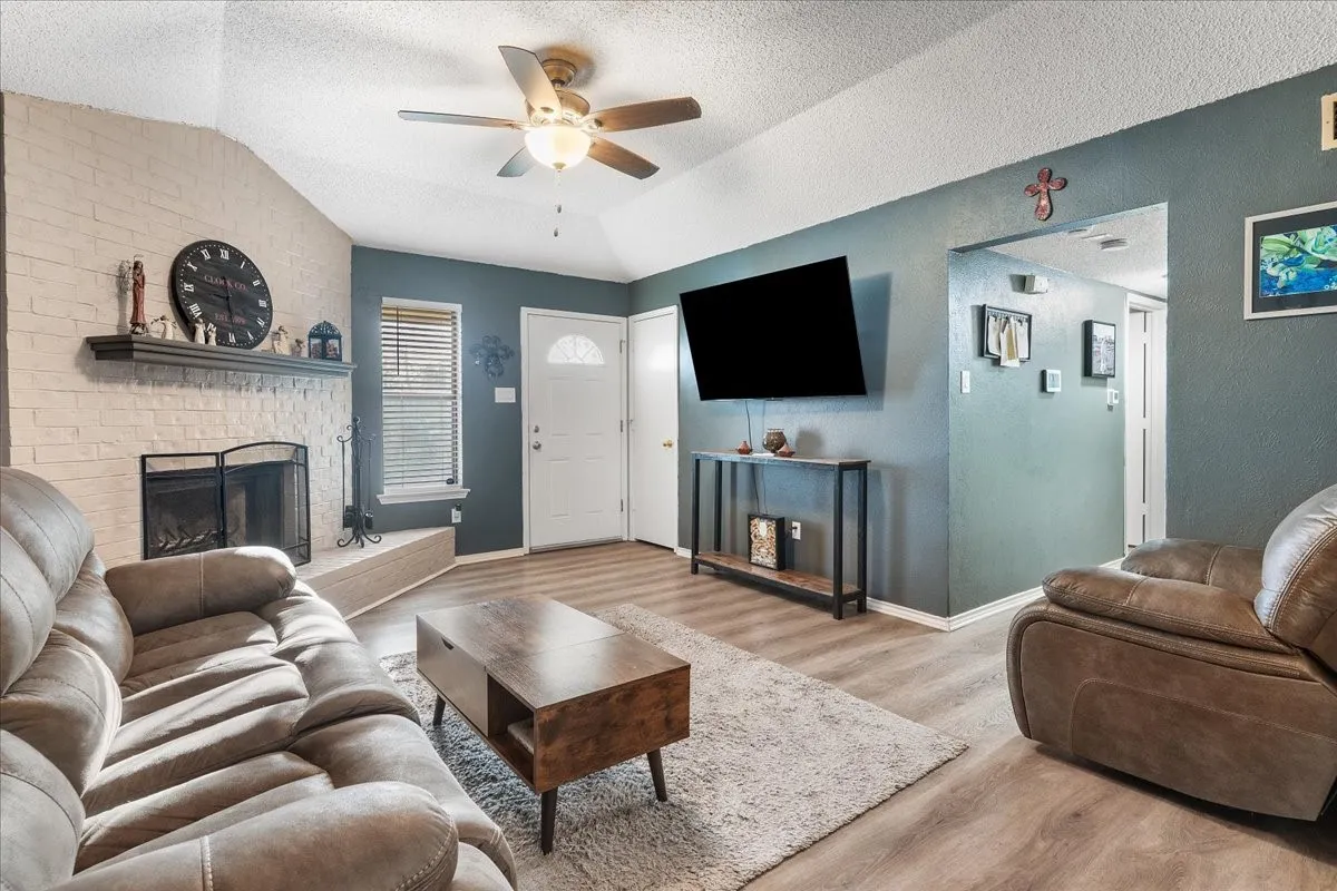 Single Family Residence For Sale in Johnson County , 432 Post Oak Lane, Burleson, Texas 76028, 3 Bedroom, 1 Bathroom, 2 Garage spaces, 999 Sqft, built in 1983, mls#21358625, Real Estate Agent in Burleson, Homes For Sale in Johnson county, Homes For Sale in Burleson, Realtor in Burleson Texas, Real Estate Brokerage Independent Realty Texas, Luminita Cordes Realtor
