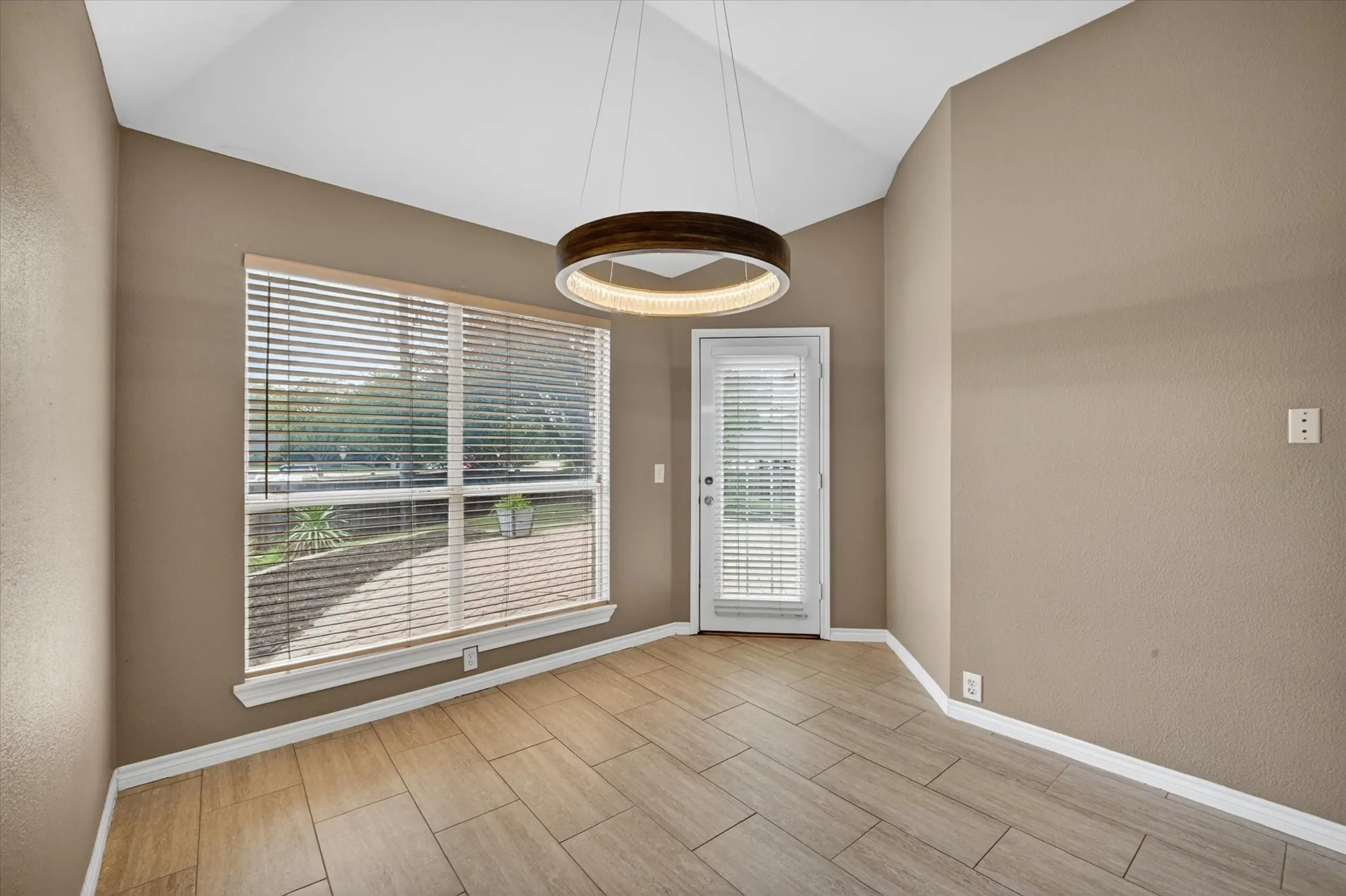 Single Family Residence For Rent in Denton County , 4909 Lansdale Drive, Flower Mound, Texas 75028, 3 Bedroom, 2 Bathroom, 2 Garage spaces, 2,237 Sqft, built in 1993, Price $3,200, mls#21358657, Real Estate Agent in Flower Mound, Homes For Rent in Denton county, Homes For Rent in Flower Mound, Realtor in Flower Mound Texas, Real Estate Brokerage Independent Realty Texas, Luminita Cordes Realtor