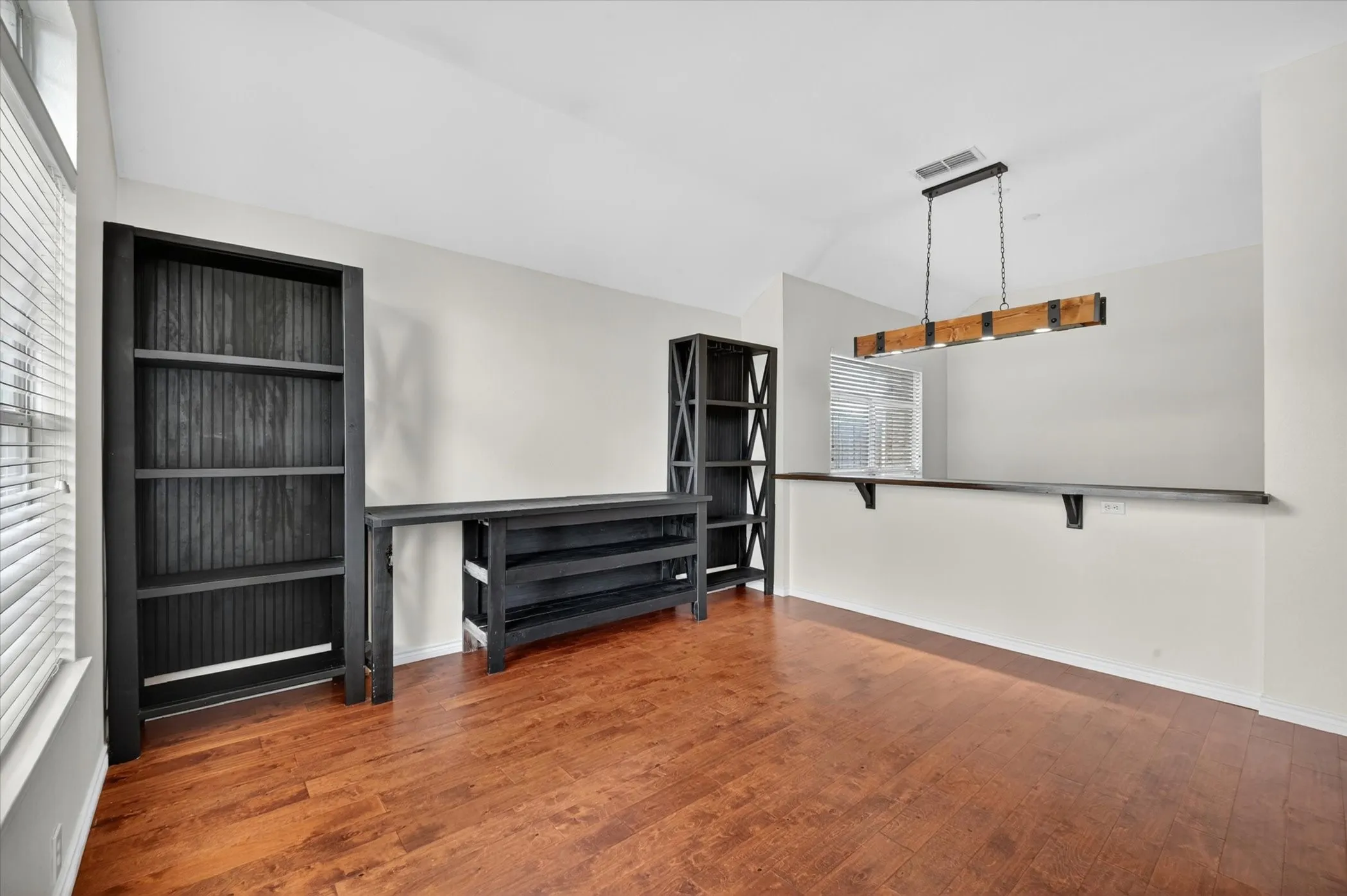 Single Family Residence For Rent in Denton County , 4909 Lansdale Drive, Flower Mound, Texas 75028, 3 Bedroom, 2 Bathroom, 2 Garage spaces, 2,237 Sqft, built in 1993, Price $3,200, mls#21358657, Real Estate Agent in Flower Mound, Homes For Rent in Denton county, Homes For Rent in Flower Mound, Realtor in Flower Mound Texas, Real Estate Brokerage Independent Realty Texas, Luminita Cordes Realtor