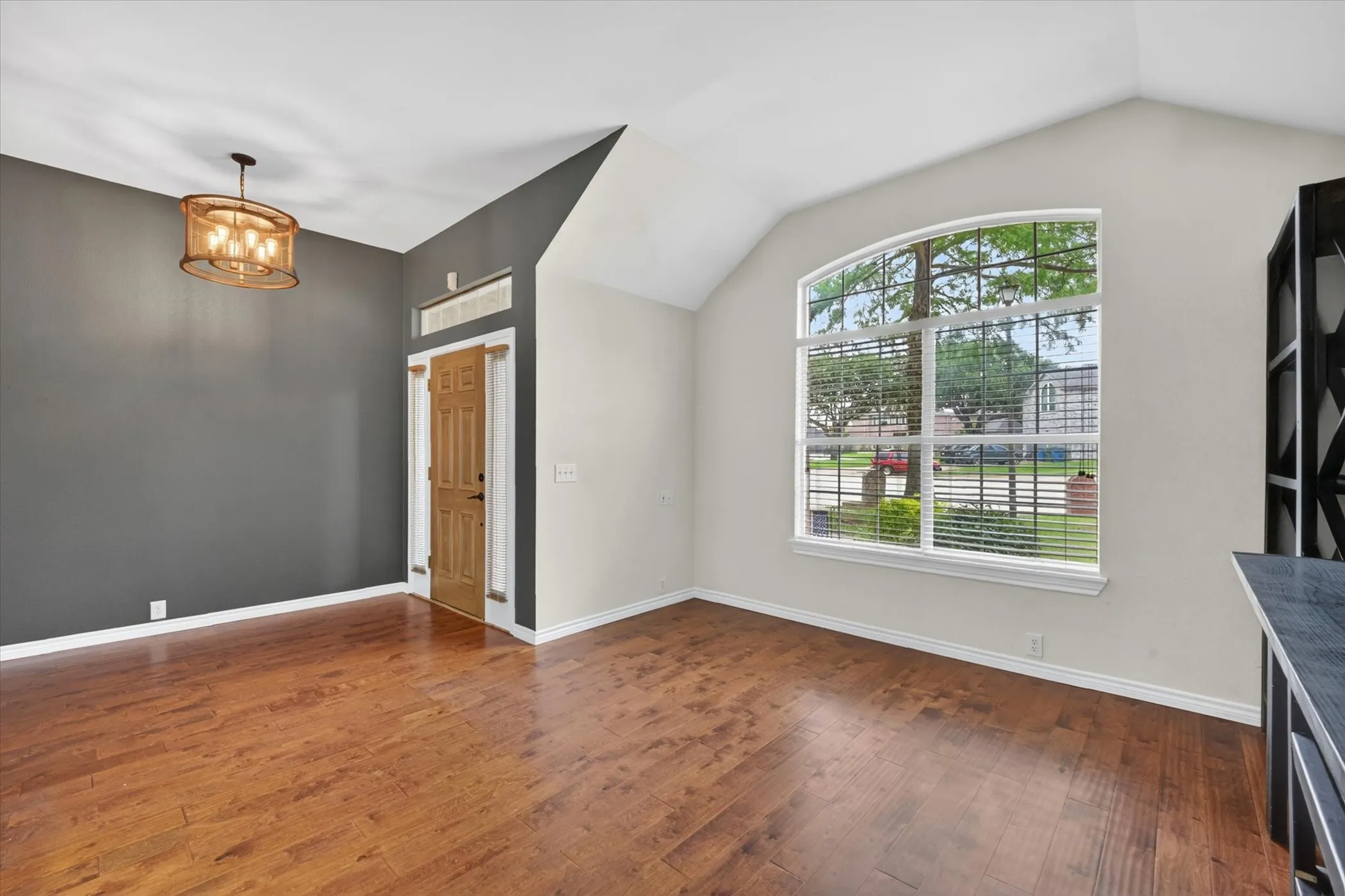 Single Family Residence For Rent in Denton County , 4909 Lansdale Drive, Flower Mound, Texas 75028, 3 Bedroom, 2 Bathroom, 2 Garage spaces, 2,237 Sqft, built in 1993, Price $3,200, mls#21358657, Real Estate Agent in Flower Mound, Homes For Rent in Denton county, Homes For Rent in Flower Mound, Realtor in Flower Mound Texas, Real Estate Brokerage Independent Realty Texas, Luminita Cordes Realtor