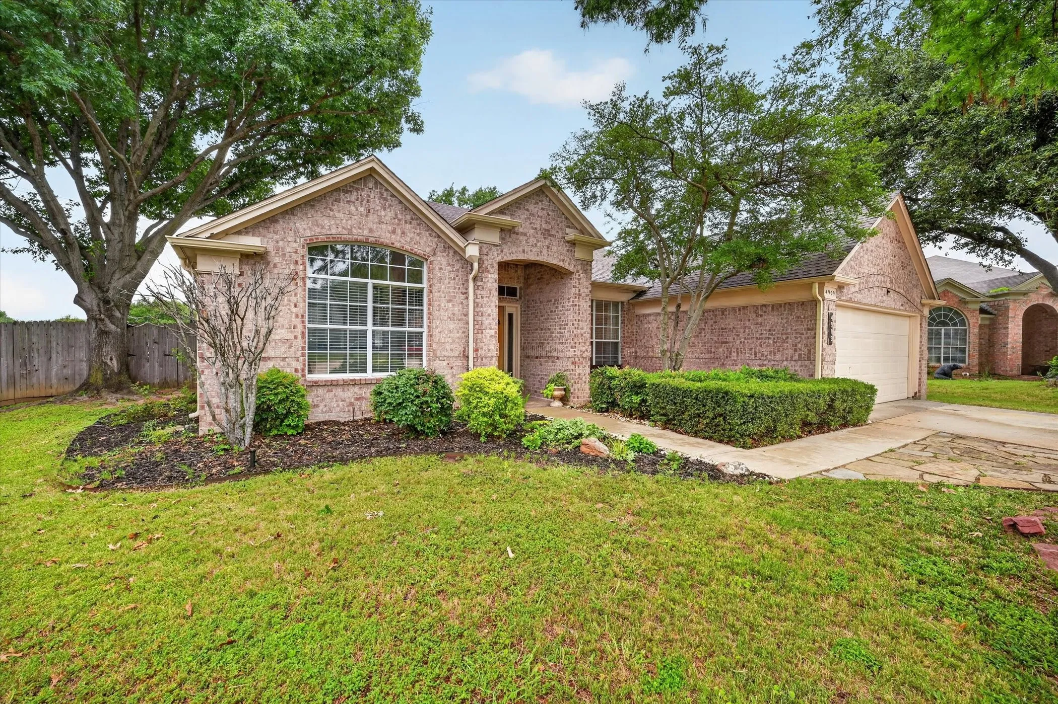 Single Family Residence For Rent in Denton County , 4909 Lansdale Drive, Flower Mound, Texas 75028, 3 Bedroom, 2 Bathroom, 2 Garage spaces, 2,237 Sqft, built in 1993, Price $3,200, mls#21358657, Real Estate Agent in Flower Mound, Homes For Rent in Denton county, Homes For Rent in Flower Mound, Realtor in Flower Mound Texas, Real Estate Brokerage Independent Realty Texas, Luminita Cordes Realtor