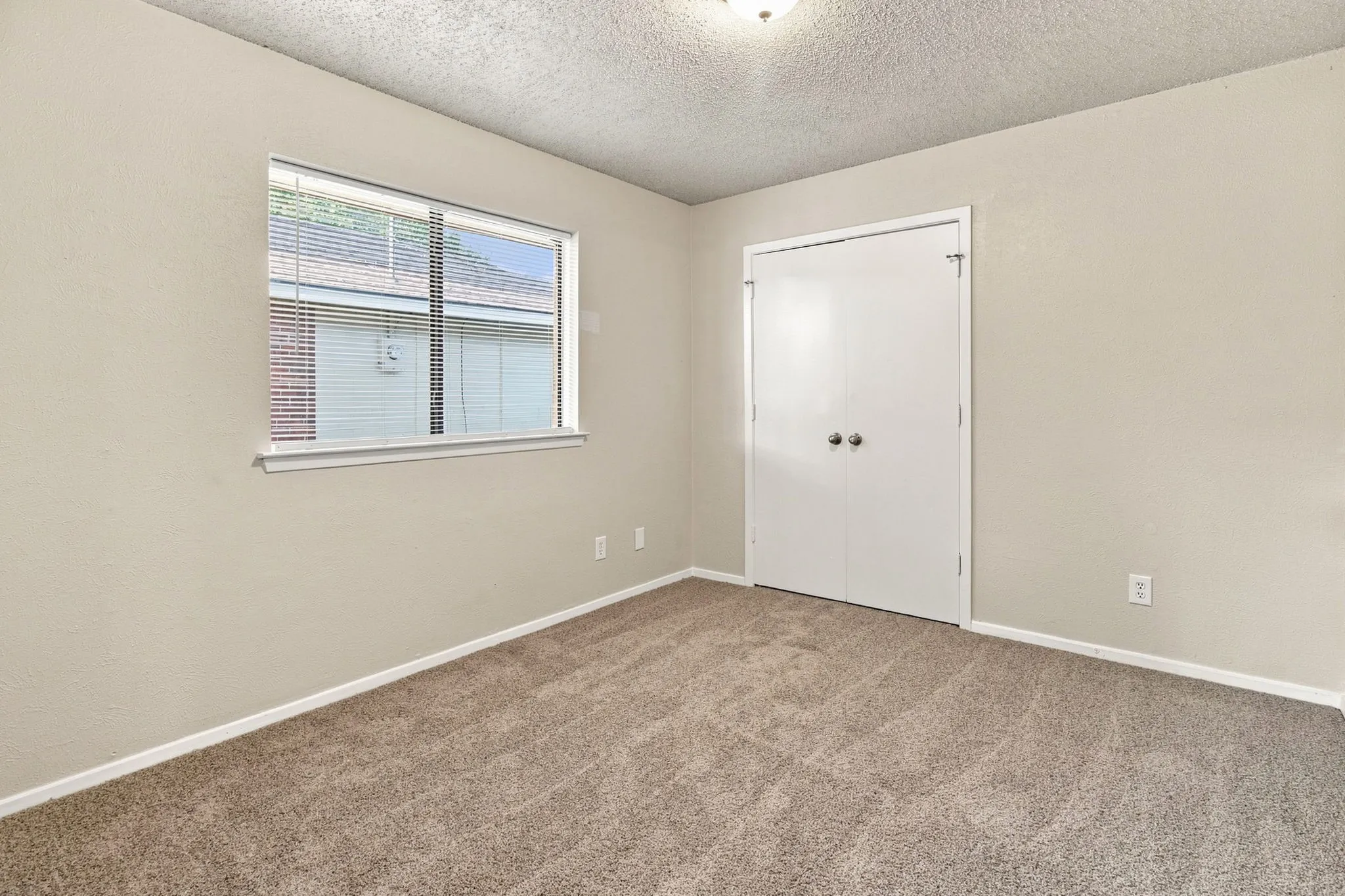 Single Family Residence For Sale in Dallas County , 2602 College Park Drive, Rowlett, Texas 75088, 3 Bedroom, 2 Bathroom, 2 Garage spaces, 1,224 Sqft, built in 1984, mls#21356447, Real Estate Agent in Rowlett, Homes For Sale in Dallas county, Homes For Sale in Rowlett, Realtor in Rowlett Texas, Real Estate Brokerage Independent Realty Texas, Luminita Cordes Realtor