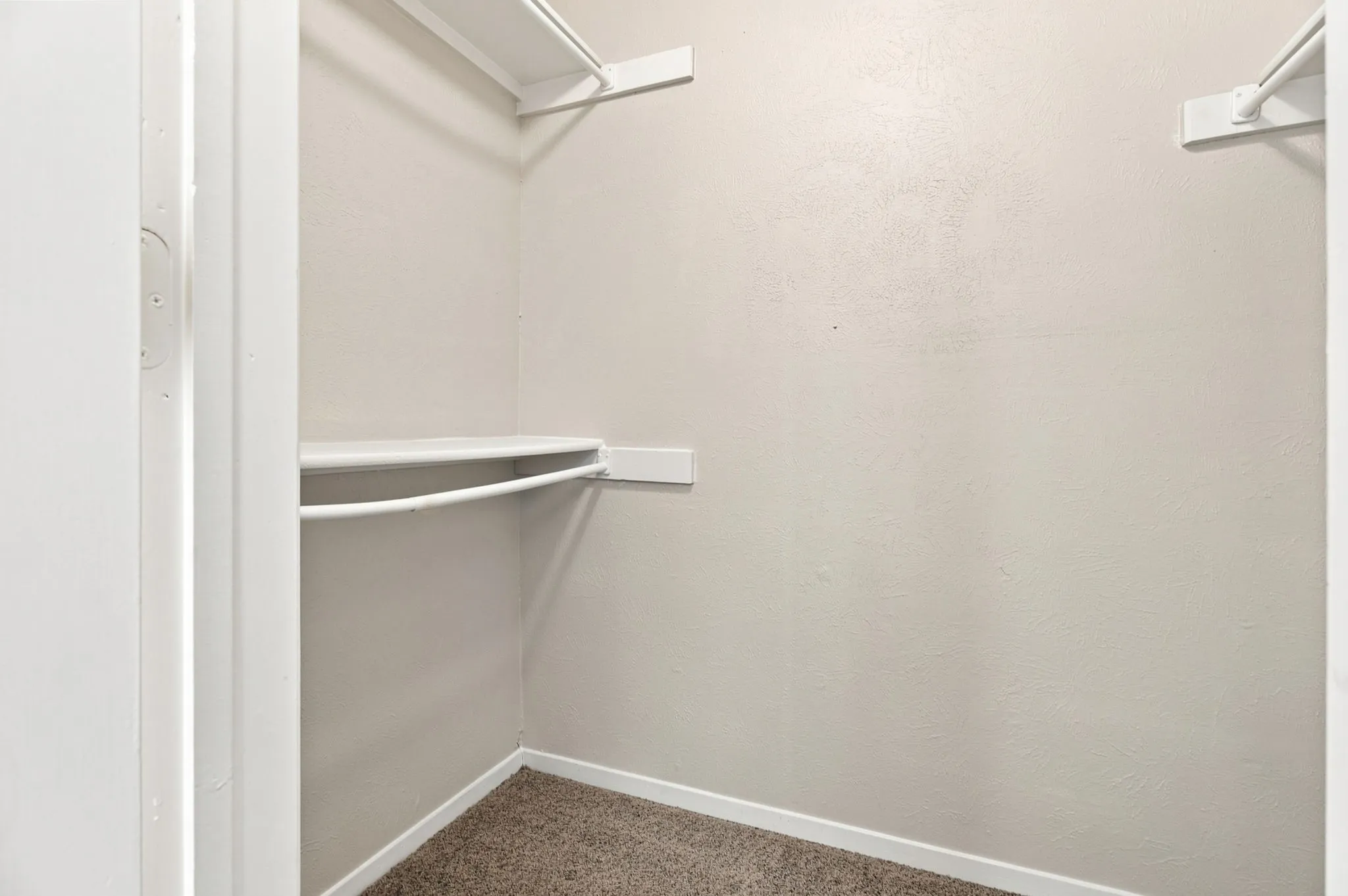 Wall-mounted shelving with integrated hanging rods
