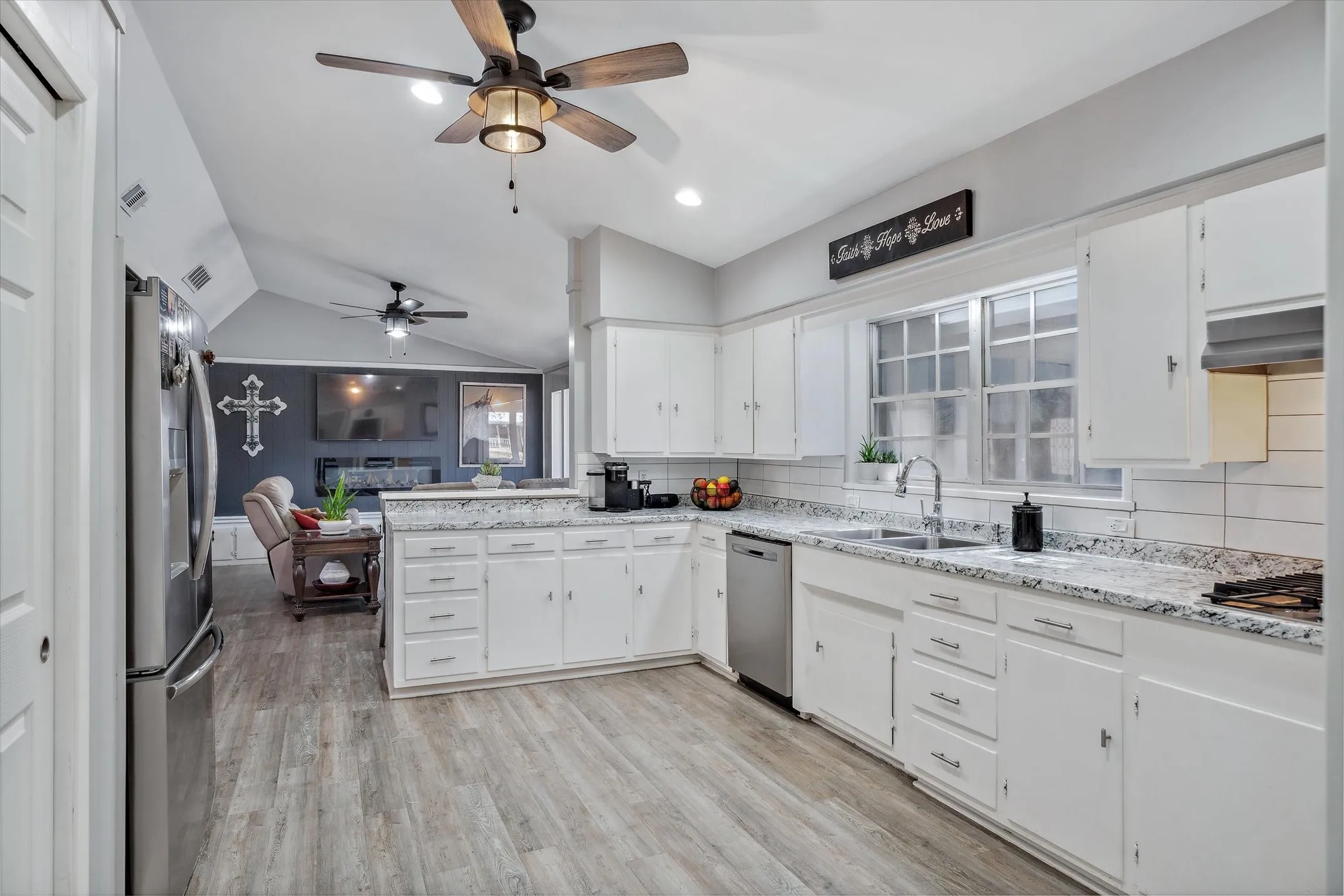 Single Family Residence For Sale in Van Zandt County , 103 Brandon, Edgewood, Texas 75117, 3 Bedroom, 2 Bathroom, 2 Garage spaces, 2,443 Sqft, built in 1965, mls#21358663, Real Estate Agent in Edgewood, Homes For Sale in Van Zandt county, Homes For Sale in Edgewood, Realtor in Edgewood Texas, Real Estate Brokerage Independent Realty Texas, Luminita Cordes Realtor