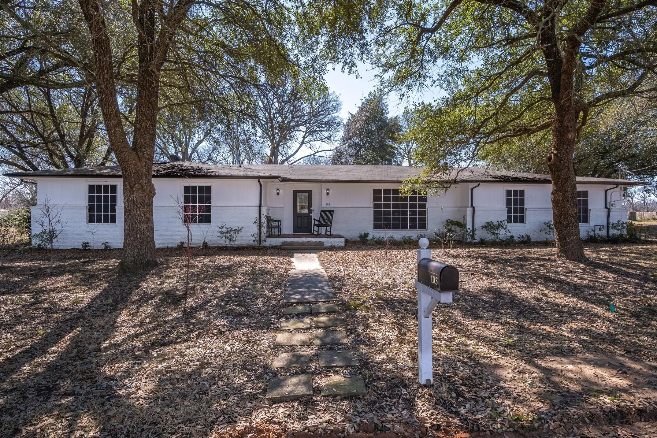 Single Family Residence For Sale in Van Zandt County , 103 Brandon, Edgewood, Texas 75117, 3 Bedroom, 2 Bathroom, 2 Garage spaces, 2,443 Sqft, built in 1965, mls#21358663, Real Estate Agent in Edgewood, Homes For Sale in Van Zandt county, Homes For Sale in Edgewood, Realtor in Edgewood Texas, Real Estate Brokerage Independent Realty Texas, Luminita Cordes Realtor