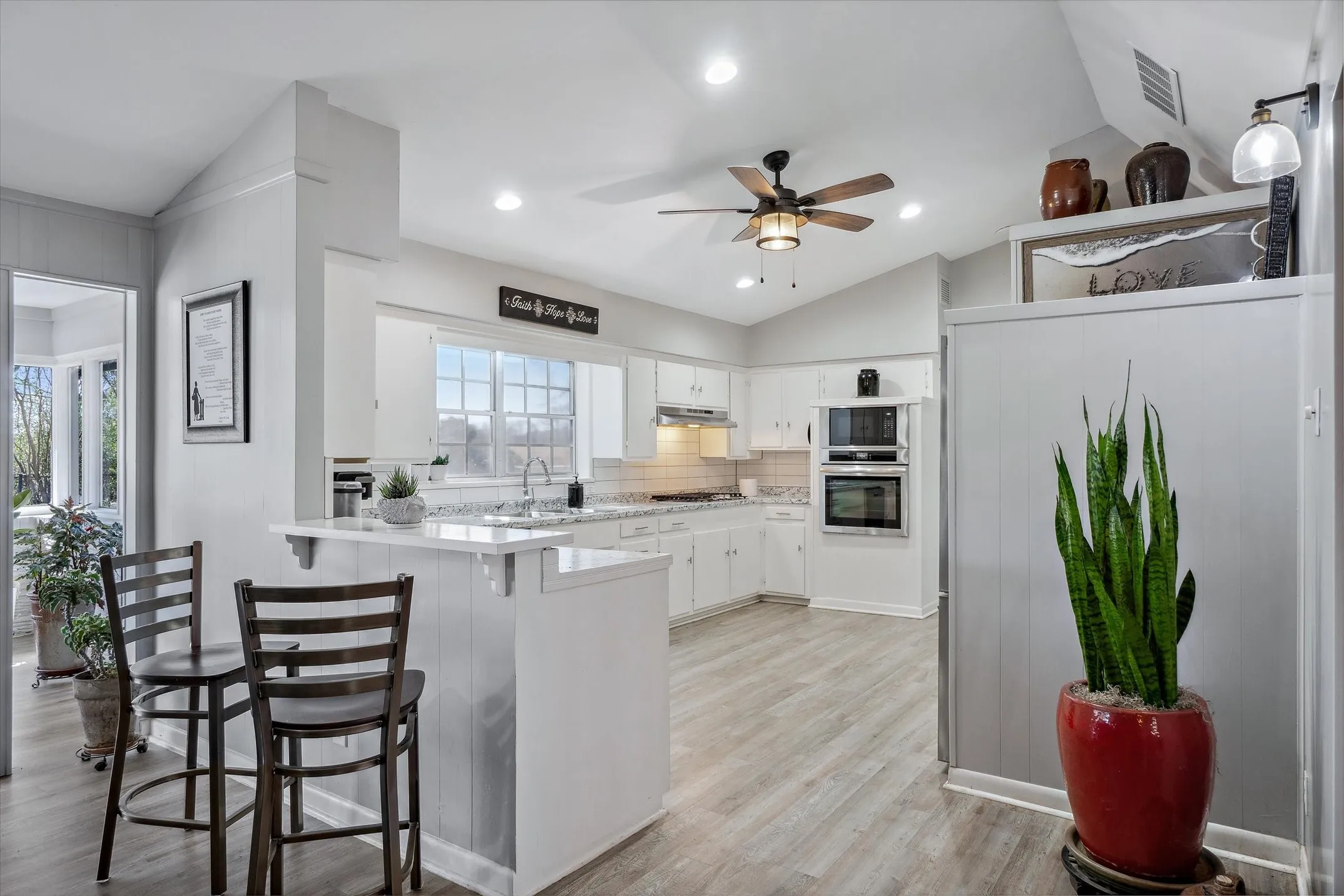 Single Family Residence For Sale in Van Zandt County , 103 Brandon, Edgewood, Texas 75117, 3 Bedroom, 2 Bathroom, 2 Garage spaces, 2,443 Sqft, built in 1965, mls#21358663, Real Estate Agent in Edgewood, Homes For Sale in Van Zandt county, Homes For Sale in Edgewood, Realtor in Edgewood Texas, Real Estate Brokerage Independent Realty Texas, Luminita Cordes Realtor
