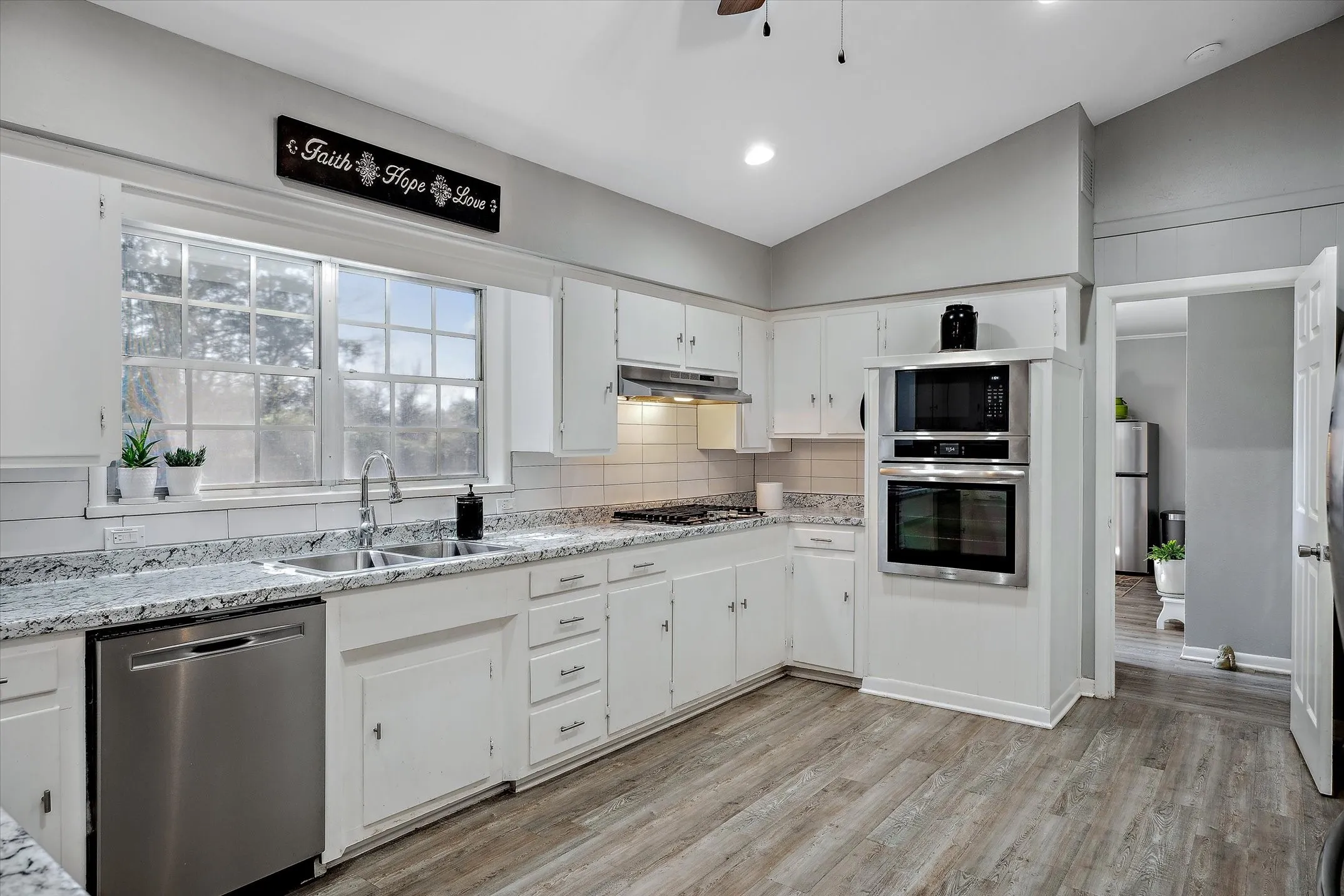 Single Family Residence For Sale in Van Zandt County , 103 Brandon, Edgewood, Texas 75117, 3 Bedroom, 2 Bathroom, 2 Garage spaces, 2,443 Sqft, built in 1965, mls#21358663, Real Estate Agent in Edgewood, Homes For Sale in Van Zandt county, Homes For Sale in Edgewood, Realtor in Edgewood Texas, Real Estate Brokerage Independent Realty Texas, Luminita Cordes Realtor