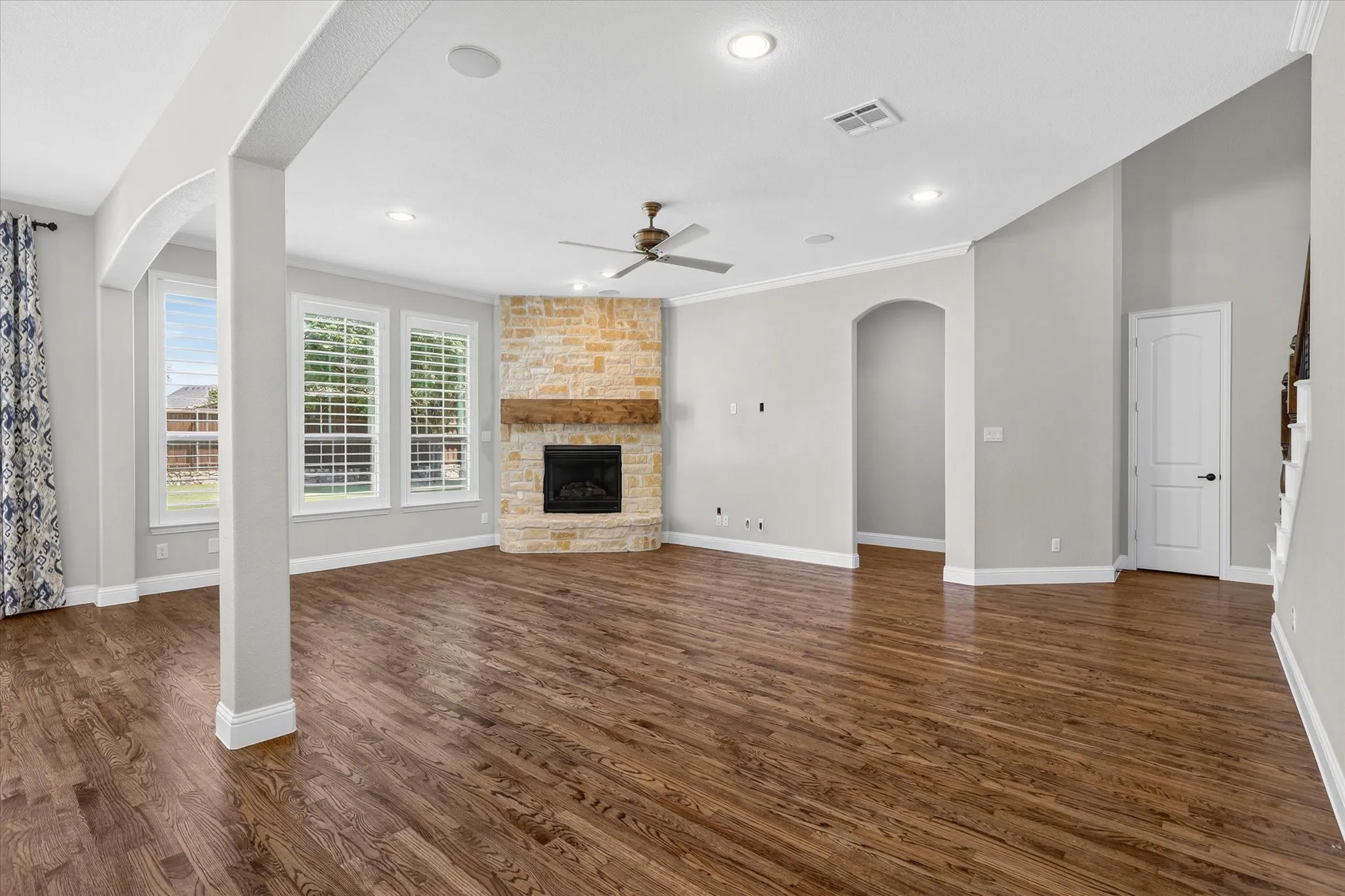 Single Family Residence For Sale in Collin County , 425 Waters Edge Way, Murphy, Texas 75094, 4 Bedroom, 4 Bathroom, 3 Garage spaces, 3,836 Sqft, built in 2012, mls#21356638, Real Estate Agent in Murphy, Homes For Sale in Collin county, Homes For Sale in Murphy, Realtor in Murphy Texas, Real Estate Brokerage Independent Realty Texas, Luminita Cordes Realtor