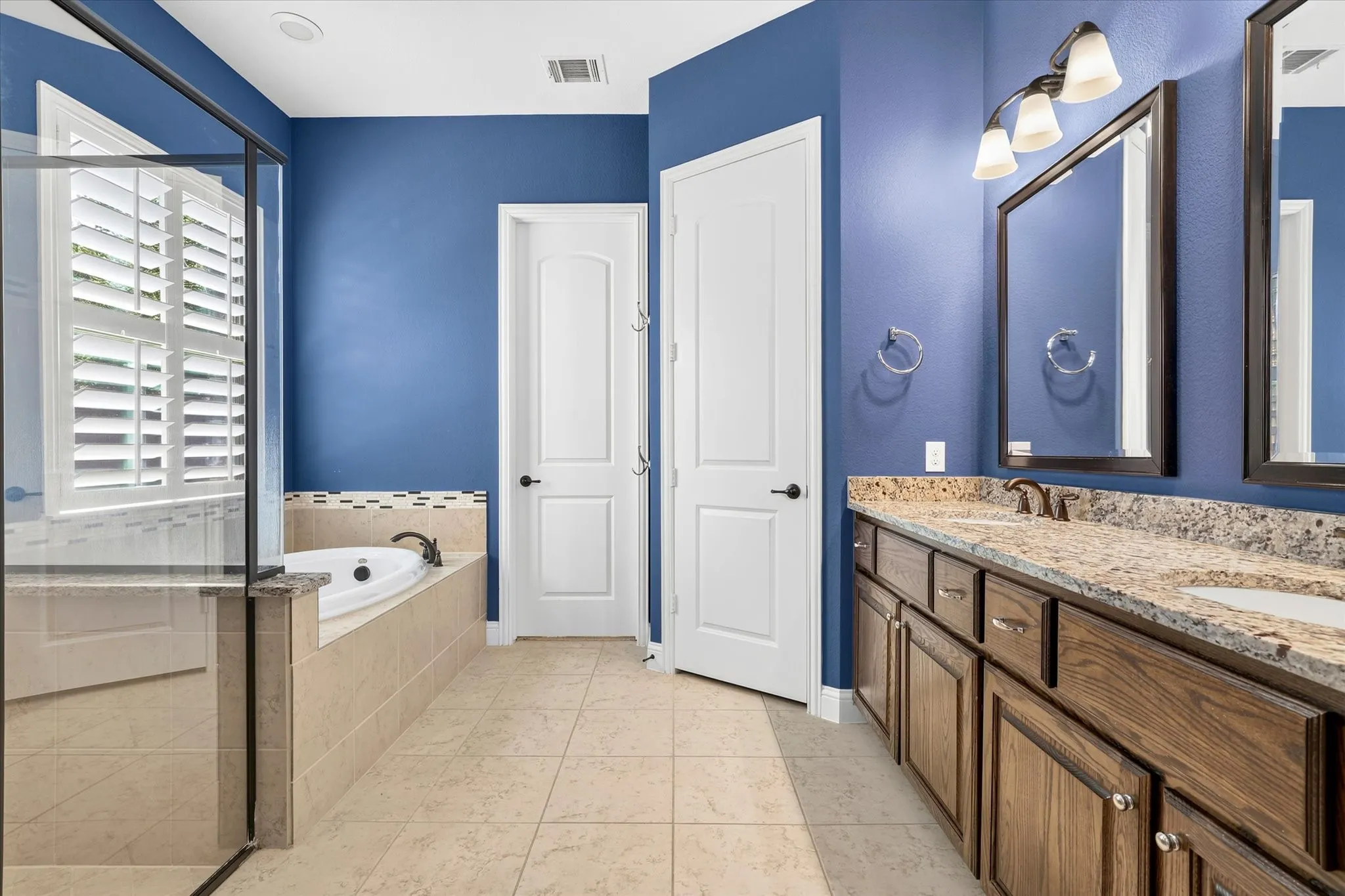 Single Family Residence For Sale in Collin County , 425 Waters Edge Way, Murphy, Texas 75094, 4 Bedroom, 4 Bathroom, 3 Garage spaces, 3,836 Sqft, built in 2012, mls#21356638, Real Estate Agent in Murphy, Homes For Sale in Collin county, Homes For Sale in Murphy, Realtor in Murphy Texas, Real Estate Brokerage Independent Realty Texas, Luminita Cordes Realtor