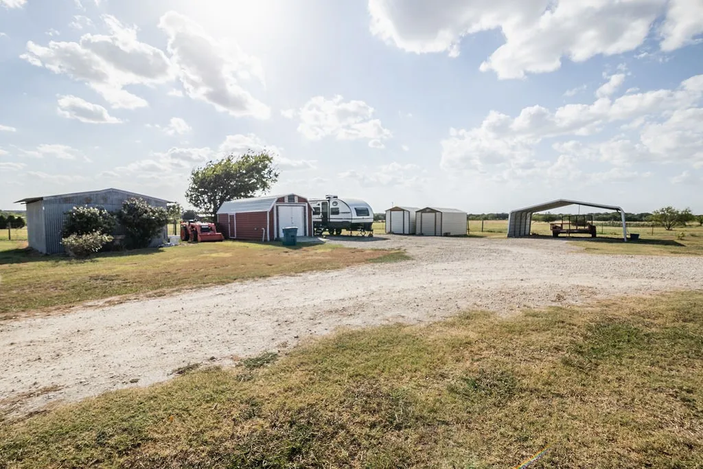 Single Family Residence For Sale in Hill County , 595 Hcr 3335, Hubbard, Texas 76648, 3 Bedroom, 2 Bathroom, Garage spaces, 1,611 Sqft, built in 2015, mls#21358610, Real Estate Agent in Hubbard, Homes For Sale in Hill county, Homes For Sale in Hubbard, Realtor in Hubbard Texas, Real Estate Brokerage Independent Realty Texas, Luminita Cordes Realtor
