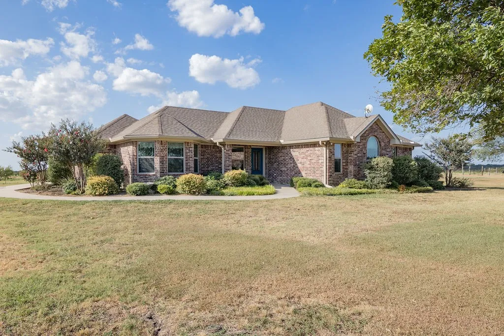 Single Family Residence For Sale in Hill County , 595 Hcr 3335, Hubbard, Texas 76648, 3 Bedroom, 2 Bathroom, Garage spaces, 1,611 Sqft, built in 2015, mls#21358610, Real Estate Agent in Hubbard, Homes For Sale in Hill county, Homes For Sale in Hubbard, Realtor in Hubbard Texas, Real Estate Brokerage Independent Realty Texas, Luminita Cordes Realtor