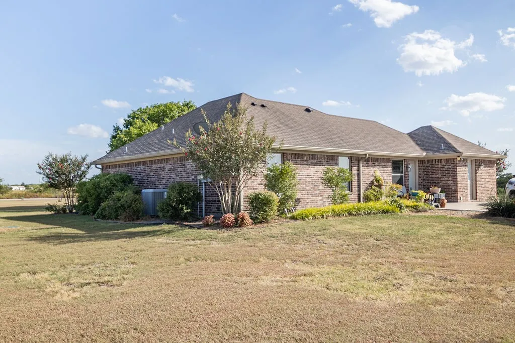 Single Family Residence For Sale in Hill County , 595 Hcr 3335, Hubbard, Texas 76648, 3 Bedroom, 2 Bathroom, Garage spaces, 1,611 Sqft, built in 2015, mls#21358610, Real Estate Agent in Hubbard, Homes For Sale in Hill county, Homes For Sale in Hubbard, Realtor in Hubbard Texas, Real Estate Brokerage Independent Realty Texas, Luminita Cordes Realtor