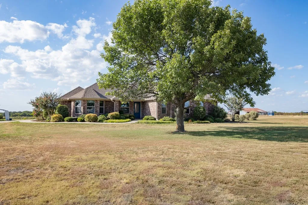 Single Family Residence For Sale in Hill County , 595 Hcr 3335, Hubbard, Texas 76648, 3 Bedroom, 2 Bathroom, Garage spaces, 1,611 Sqft, built in 2015, mls#21358610, Real Estate Agent in Hubbard, Homes For Sale in Hill county, Homes For Sale in Hubbard, Realtor in Hubbard Texas, Real Estate Brokerage Independent Realty Texas, Luminita Cordes Realtor