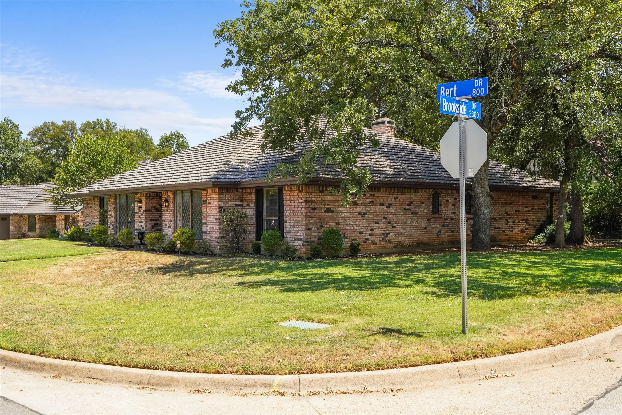 Single Family Residence For Sale in Tarrant County , 2323 Brookside Drive, Arlington, Texas 76012, 3 Bedroom, 2 Bathroom, 2 Garage spaces, 2,157 Sqft, built in 1976, mls#21358679, Real Estate Agent in Arlington, Homes For Sale in Tarrant county, Homes For Sale in Arlington, Realtor in Arlington Texas, Real Estate Brokerage Independent Realty Texas, Luminita Cordes Realtor