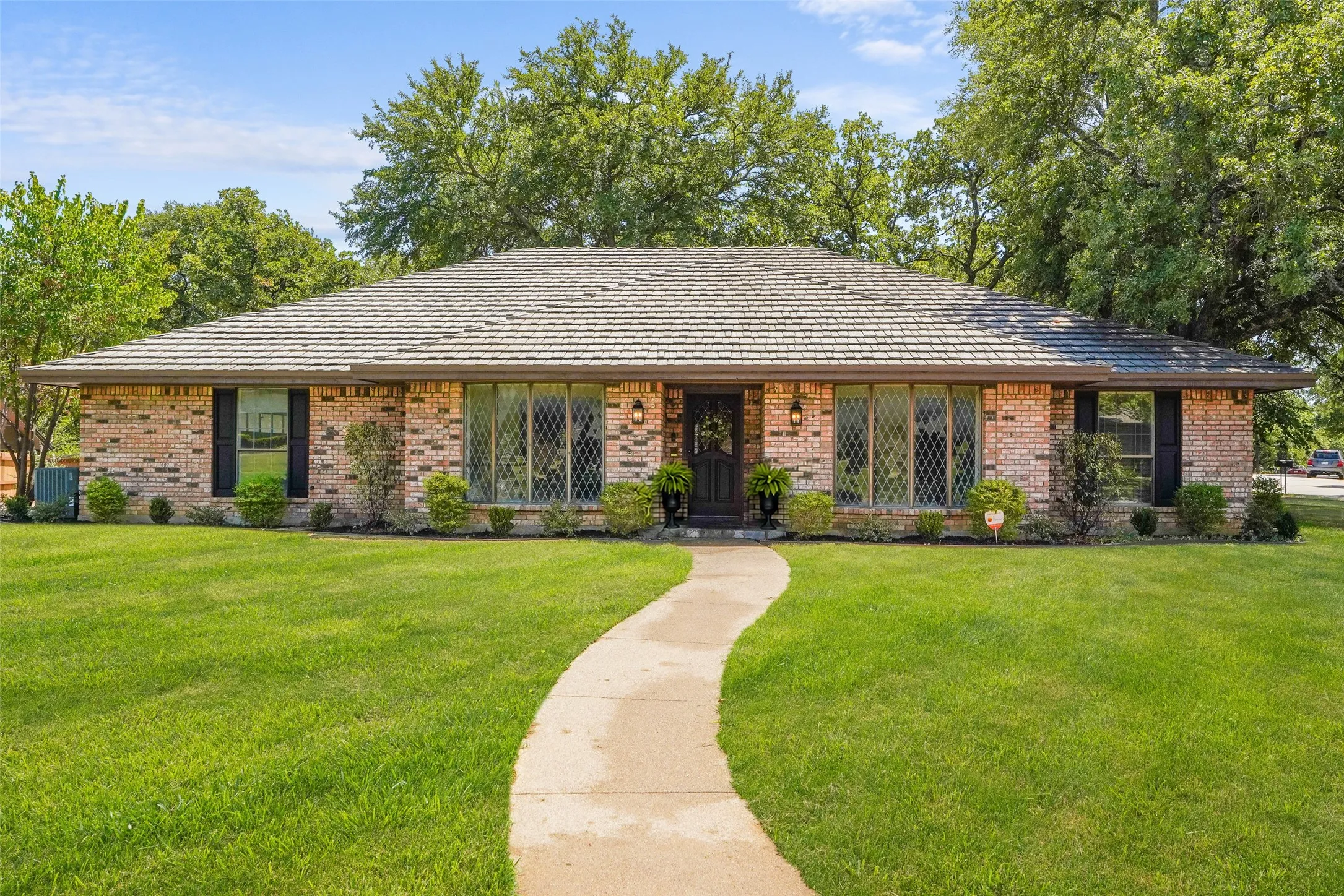 Single Family Residence For Sale in Tarrant County , 2323 Brookside Drive, Arlington, Texas 76012, 3 Bedroom, 2 Bathroom, 2 Garage spaces, 2,157 Sqft, built in 1976, mls#21358679, Real Estate Agent in Arlington, Homes For Sale in Tarrant county, Homes For Sale in Arlington, Realtor in Arlington Texas, Real Estate Brokerage Independent Realty Texas, Luminita Cordes Realtor