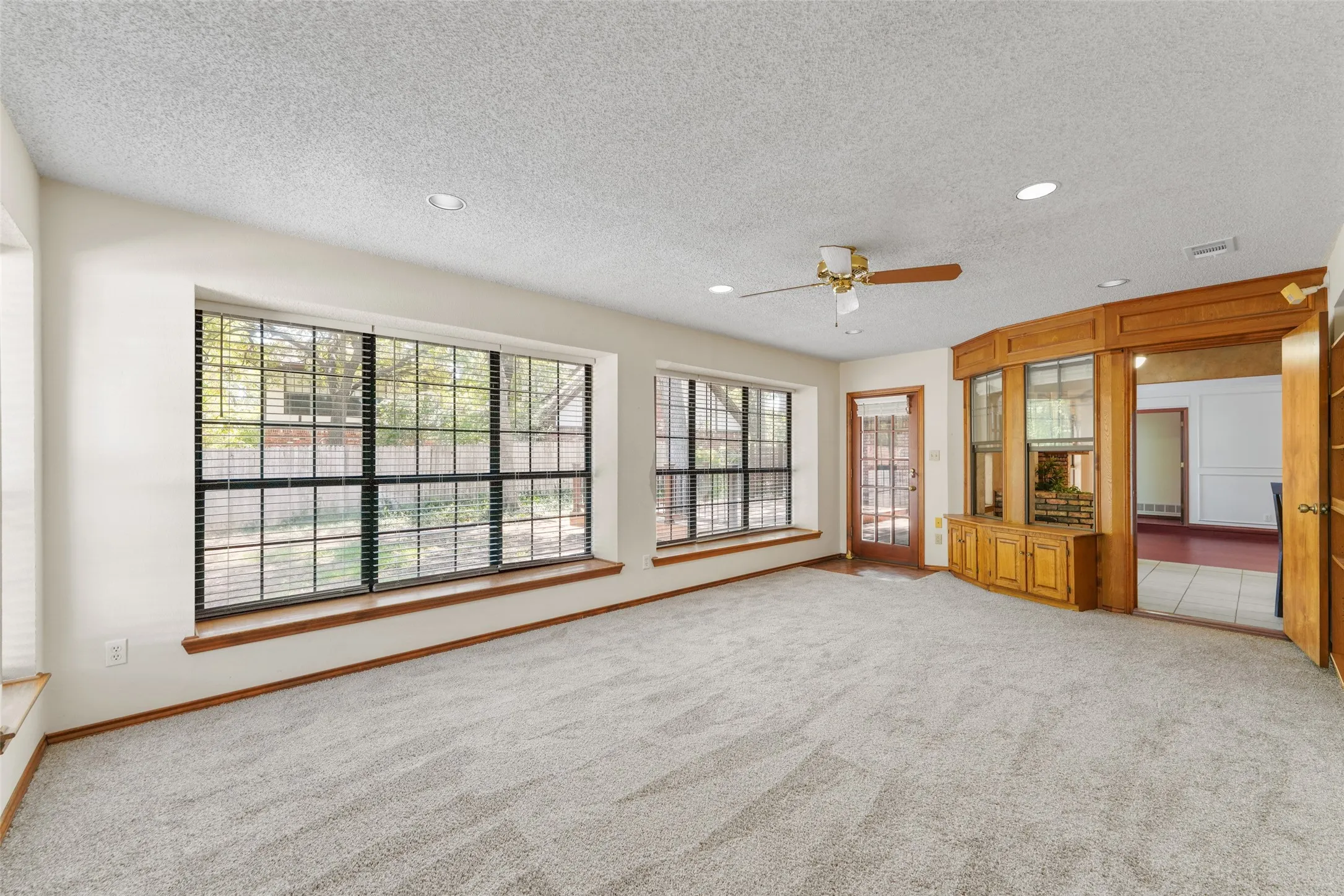 Huge family room all new carpet
