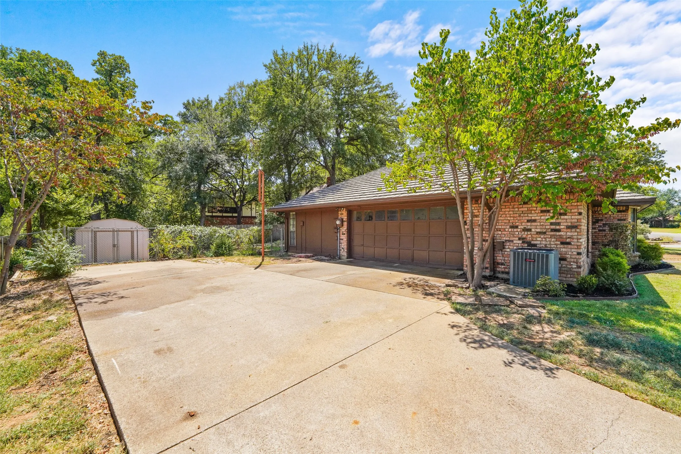Single Family Residence For Sale in Tarrant County , 2323 Brookside Drive, Arlington, Texas 76012, 3 Bedroom, 2 Bathroom, 2 Garage spaces, 2,157 Sqft, built in 1976, mls#21358679, Real Estate Agent in Arlington, Homes For Sale in Tarrant county, Homes For Sale in Arlington, Realtor in Arlington Texas, Real Estate Brokerage Independent Realty Texas, Luminita Cordes Realtor