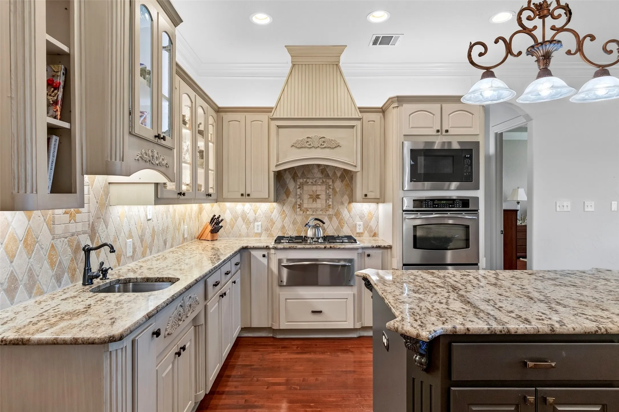 Single Family Residence For Sale in Tarrant County , 4457 Fairway View Drive, Fort Worth, Texas 76008, 4 Bedroom, 3 Bathroom, 2 Garage spaces, 3,088 Sqft, built in 2006, mls#21355602, Real Estate Agent in Fort Worth, Homes For Sale in Tarrant county, Homes For Sale in Fort Worth, Realtor in Fort Worth Texas, Real Estate Brokerage Independent Realty Texas, Luminita Cordes Realtor