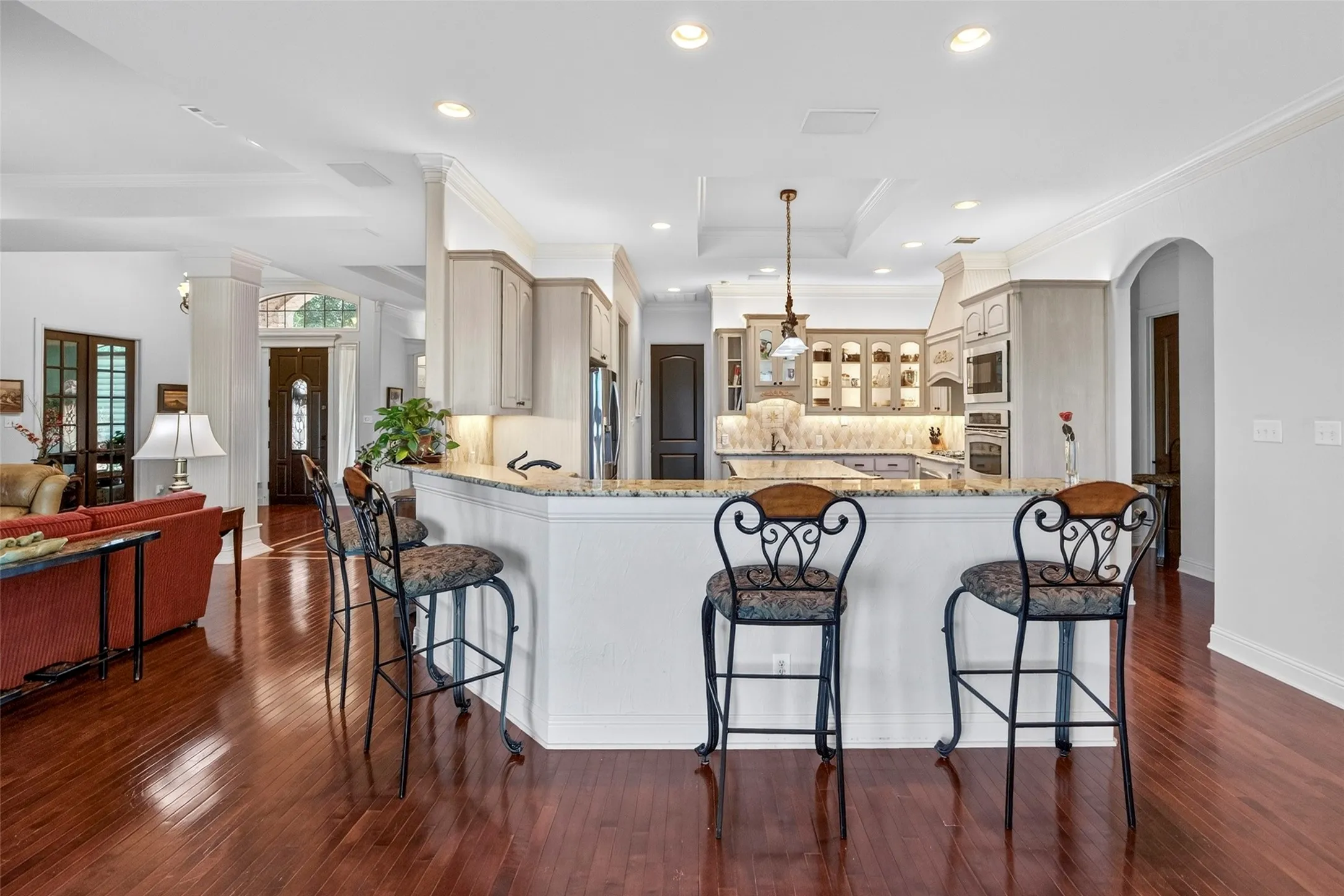 Kitchen with breakfast bar