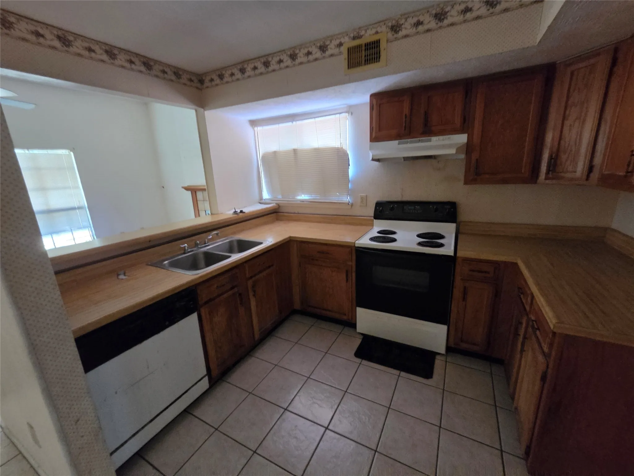 Single Family Residence For Sale in Tarrant County , 2502 E Timberview Lane, Arlington, Texas 76014, 2 Bedroom, 2 Bathroom, Garage spaces, 1,162 Sqft, built in 1982, mls#21357468, Real Estate Agent in Arlington, Homes For Sale in Tarrant county, Homes For Sale in Arlington, Realtor in Arlington Texas, Real Estate Brokerage Independent Realty Texas, Luminita Cordes Realtor
