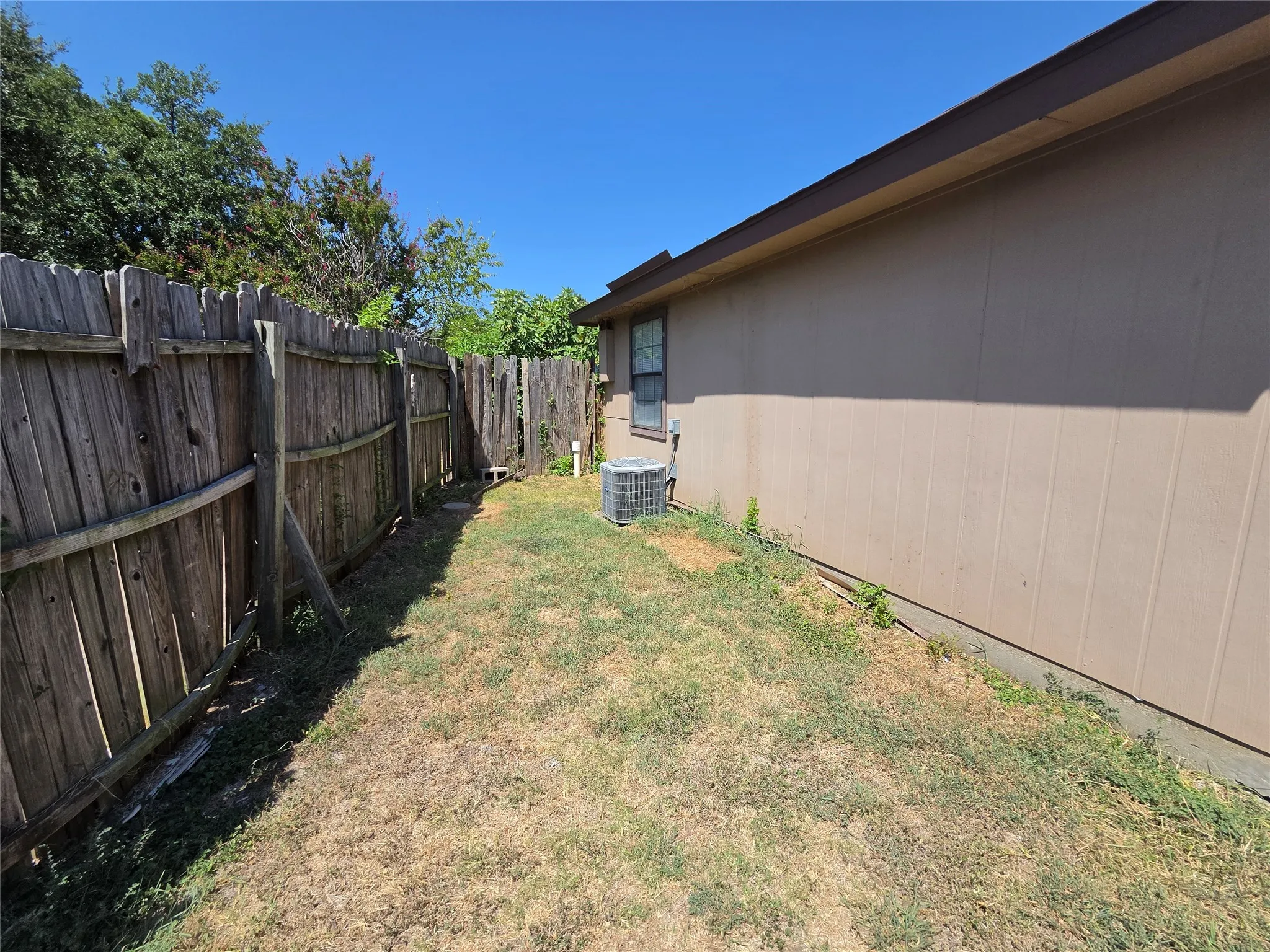Single Family Residence For Sale in Tarrant County , 2502 E Timberview Lane, Arlington, Texas 76014, 2 Bedroom, 2 Bathroom, Garage spaces, 1,162 Sqft, built in 1982, mls#21357468, Real Estate Agent in Arlington, Homes For Sale in Tarrant county, Homes For Sale in Arlington, Realtor in Arlington Texas, Real Estate Brokerage Independent Realty Texas, Luminita Cordes Realtor