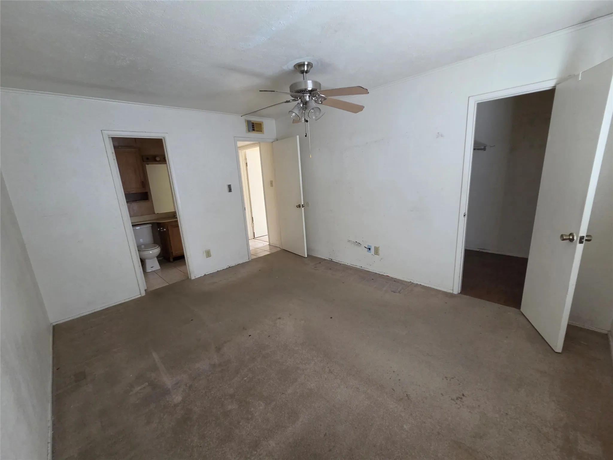2nd Bedroom opens to the hall bathroom