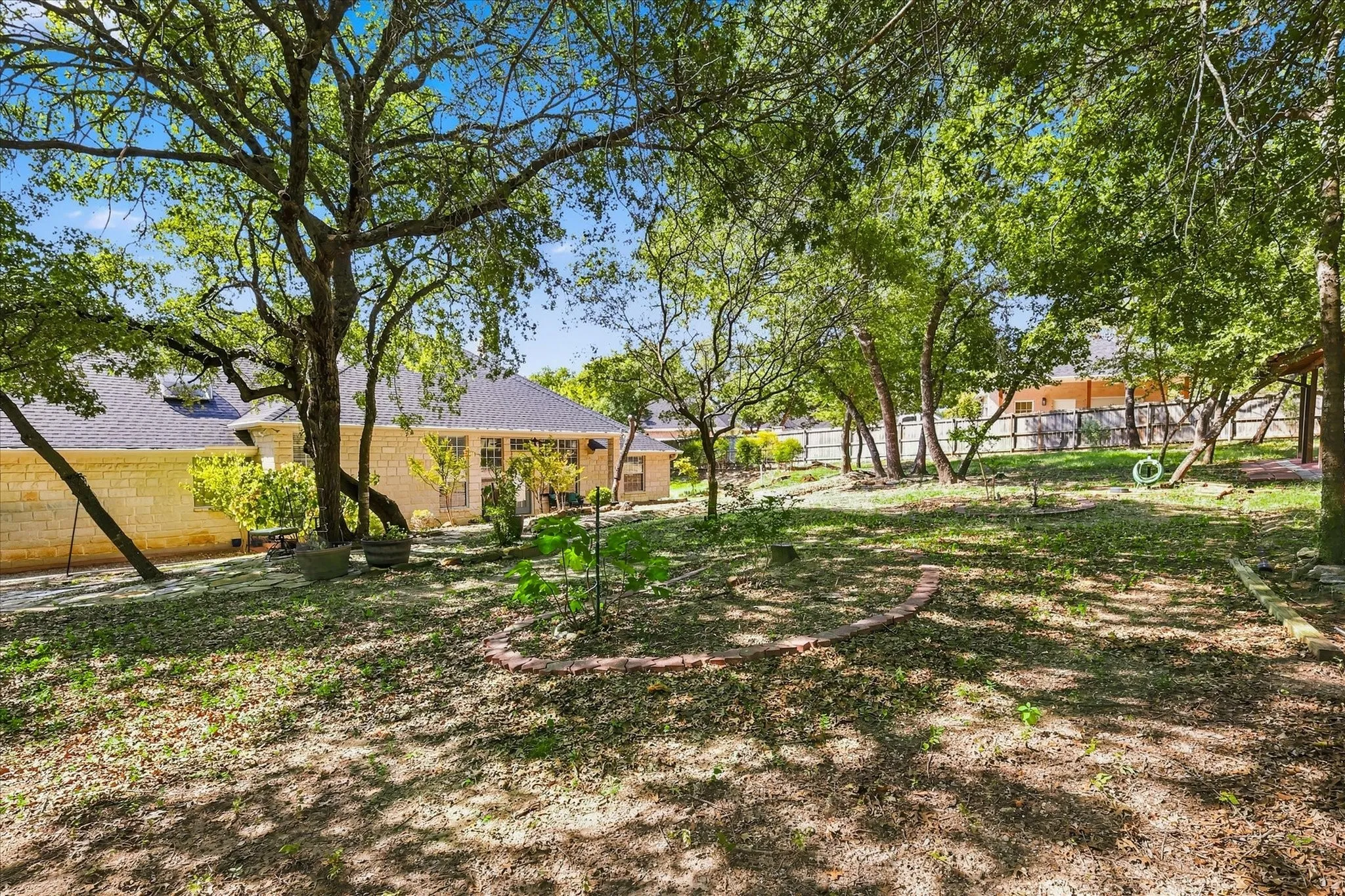 Single Family Residence For Sale in Parker County , 144 Saddle Brook Drive, Hudson Oaks, Texas 76087, 4 Bedroom, 3 Bathroom, 3 Garage spaces, 2,339 Sqft, built in 1997, mls#21356858, Real Estate Agent in Hudson Oaks, Homes For Sale in Parker county, Homes For Sale in Hudson Oaks, Realtor in Hudson Oaks Texas, Real Estate Brokerage Independent Realty Texas, Luminita Cordes Realtor