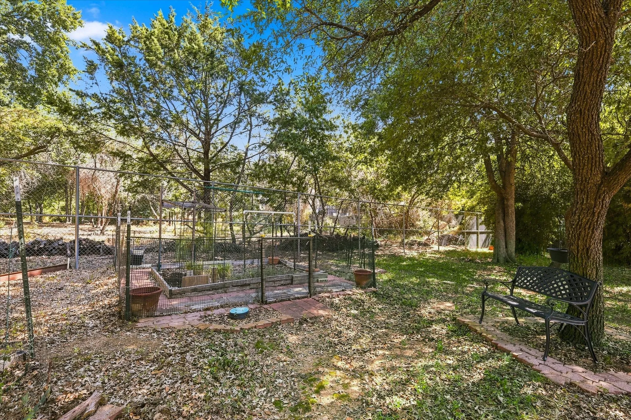 Single Family Residence For Sale in Parker County , 144 Saddle Brook Drive, Hudson Oaks, Texas 76087, 4 Bedroom, 3 Bathroom, 3 Garage spaces, 2,339 Sqft, built in 1997, mls#21356858, Real Estate Agent in Hudson Oaks, Homes For Sale in Parker county, Homes For Sale in Hudson Oaks, Realtor in Hudson Oaks Texas, Real Estate Brokerage Independent Realty Texas, Luminita Cordes Realtor