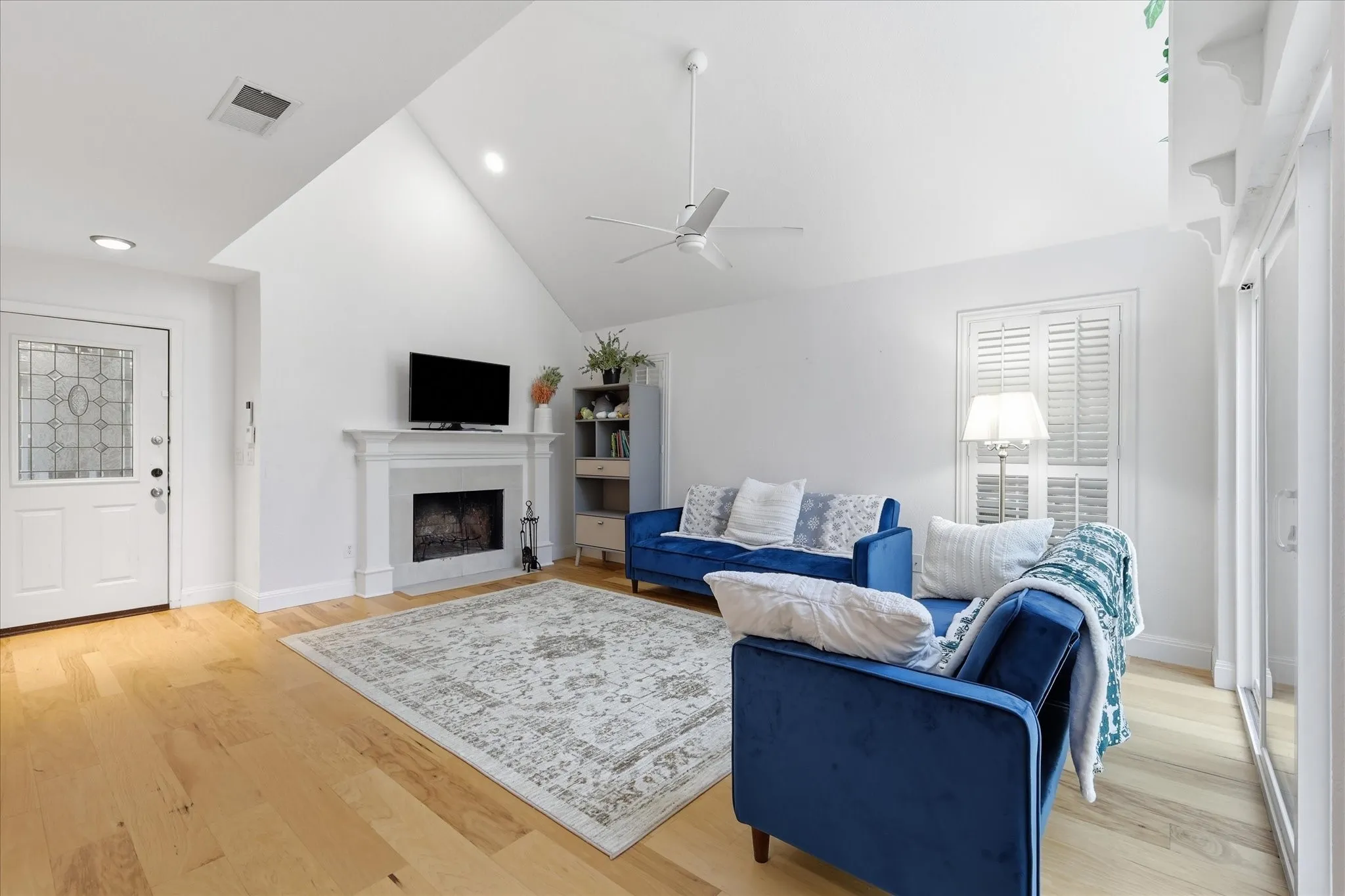 Condominium For Sale in Collin County , 17735 Windflower Way 106, Dallas, Texas 75252, 3 Bedroom, 3 Bathroom, 2 Garage spaces, 1,934 Sqft, built in 1985, mls#21351261, Real Estate Agent in Dallas, Homes For Sale in Collin county, Homes For Sale in Dallas, Realtor in Dallas Texas, Real Estate Brokerage Independent Realty Texas, Luminita Cordes Realtor