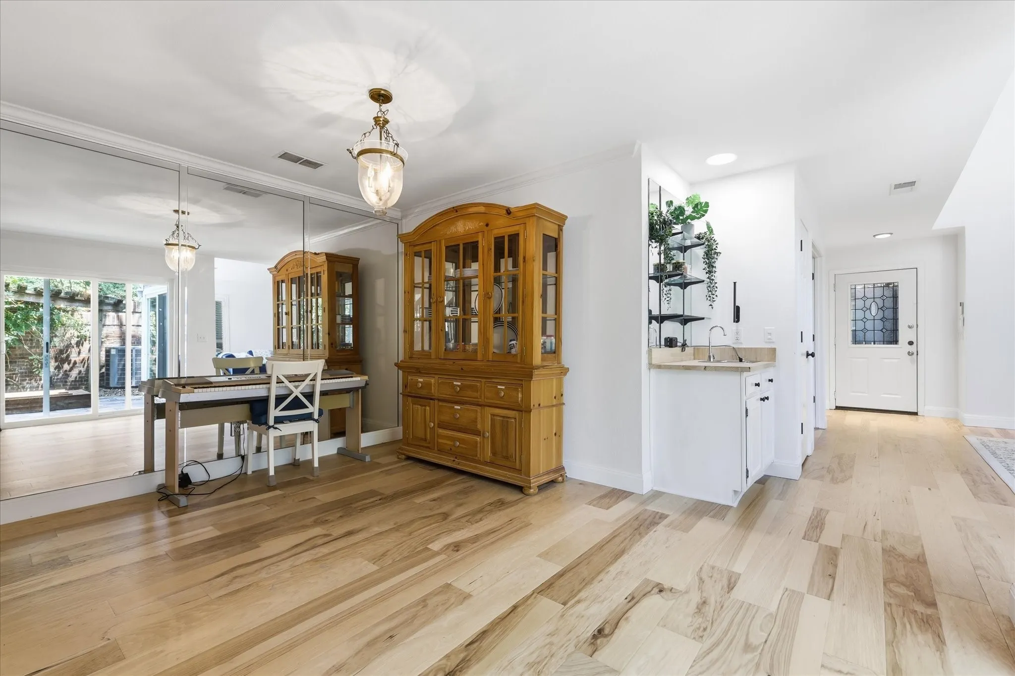 Condominium For Sale in Collin County , 17735 Windflower Way 106, Dallas, Texas 75252, 3 Bedroom, 3 Bathroom, 2 Garage spaces, 1,934 Sqft, built in 1985, mls#21351261, Real Estate Agent in Dallas, Homes For Sale in Collin county, Homes For Sale in Dallas, Realtor in Dallas Texas, Real Estate Brokerage Independent Realty Texas, Luminita Cordes Realtor