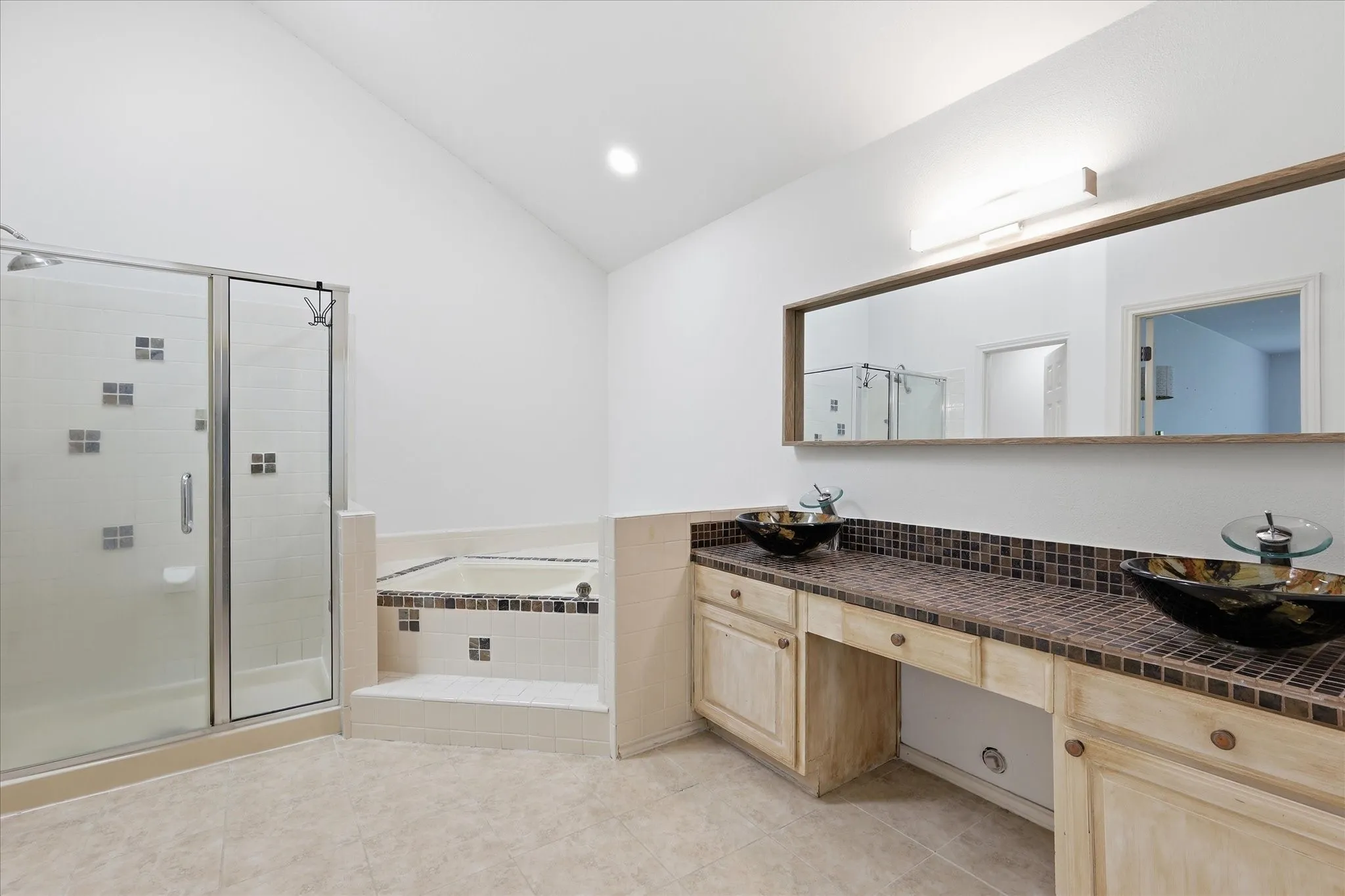Condominium For Sale in Collin County , 17735 Windflower Way 106, Dallas, Texas 75252, 3 Bedroom, 3 Bathroom, 2 Garage spaces, 1,934 Sqft, built in 1985, mls#21351261, Real Estate Agent in Dallas, Homes For Sale in Collin county, Homes For Sale in Dallas, Realtor in Dallas Texas, Real Estate Brokerage Independent Realty Texas, Luminita Cordes Realtor