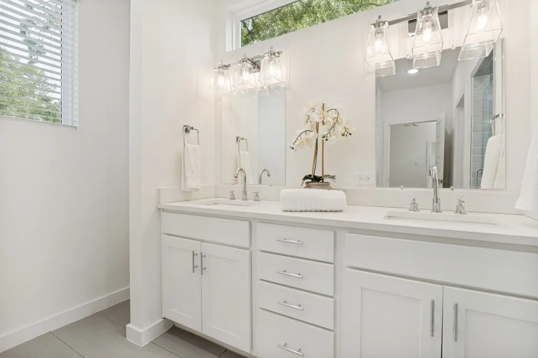 Single Family Residence For Sale in Dallas County , 1942 Mc Broom Street, Dallas, Texas 75212, 4 Bedroom, 3 Bathroom, 2 Garage spaces, 2,058 Sqft, built in 2020, mls#21358616, Real Estate Agent in Dallas, Homes For Sale in Dallas county, Homes For Sale in Dallas, Realtor in Dallas Texas, Real Estate Brokerage Independent Realty Texas, Luminita Cordes Realtor