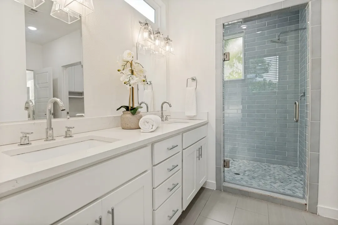 Single Family Residence For Sale in Dallas County , 1942 Mc Broom Street, Dallas, Texas 75212, 4 Bedroom, 3 Bathroom, 2 Garage spaces, 2,058 Sqft, built in 2020, mls#21358616, Real Estate Agent in Dallas, Homes For Sale in Dallas county, Homes For Sale in Dallas, Realtor in Dallas Texas, Real Estate Brokerage Independent Realty Texas, Luminita Cordes Realtor