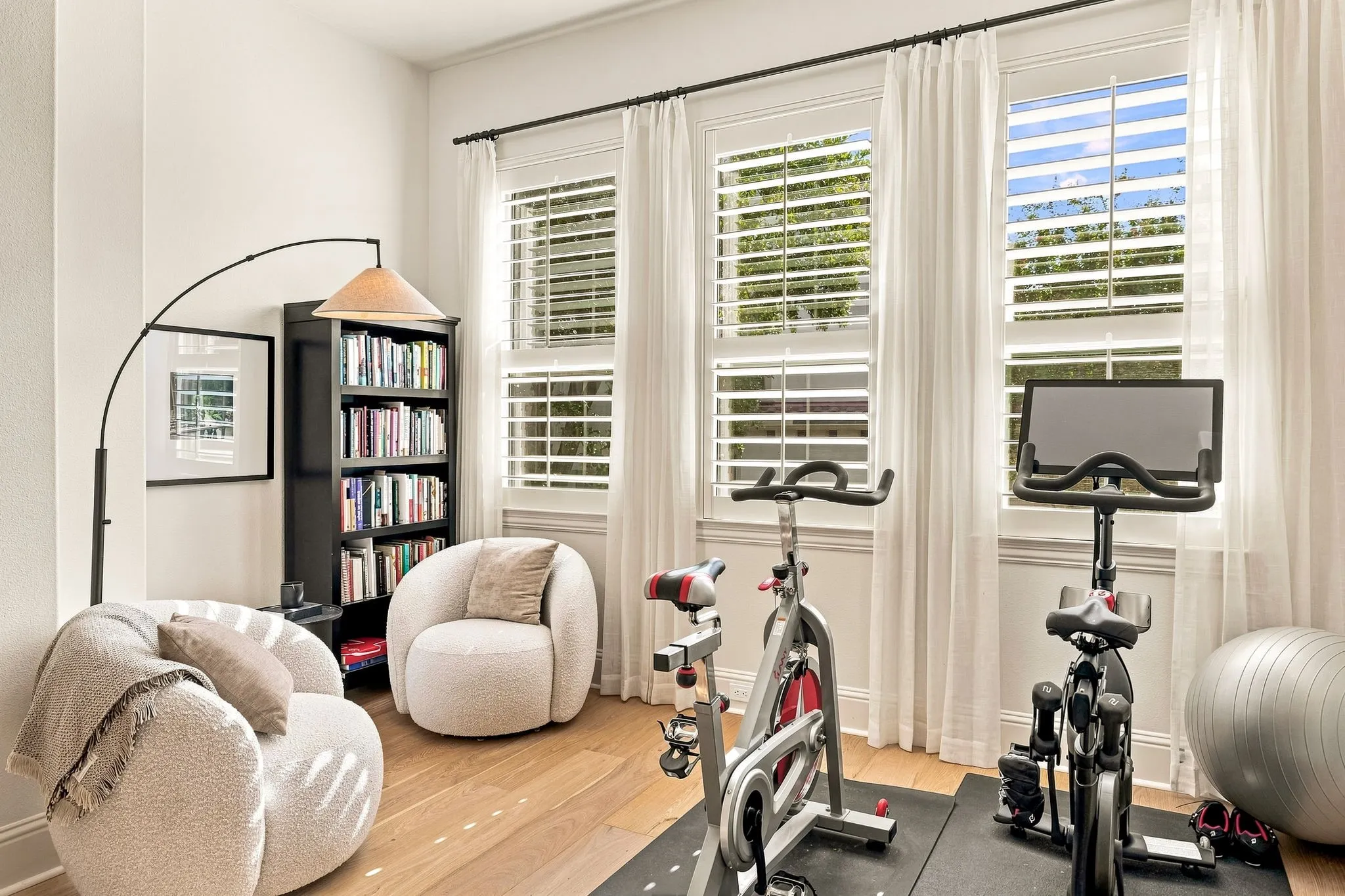Townhouse For Sale in Dallas County , 14755 Stanford Court, Addison, Texas 75254, 3 Bedroom, 3 Bathroom, 2 Garage spaces, 2,360 Sqft, built in 2007, mls#21358054, Real Estate Agent in Addison, Homes For Sale in Dallas county, Homes For Sale in Addison, Realtor in Addison Texas, Real Estate Brokerage Independent Realty Texas, Luminita Cordes Realtor