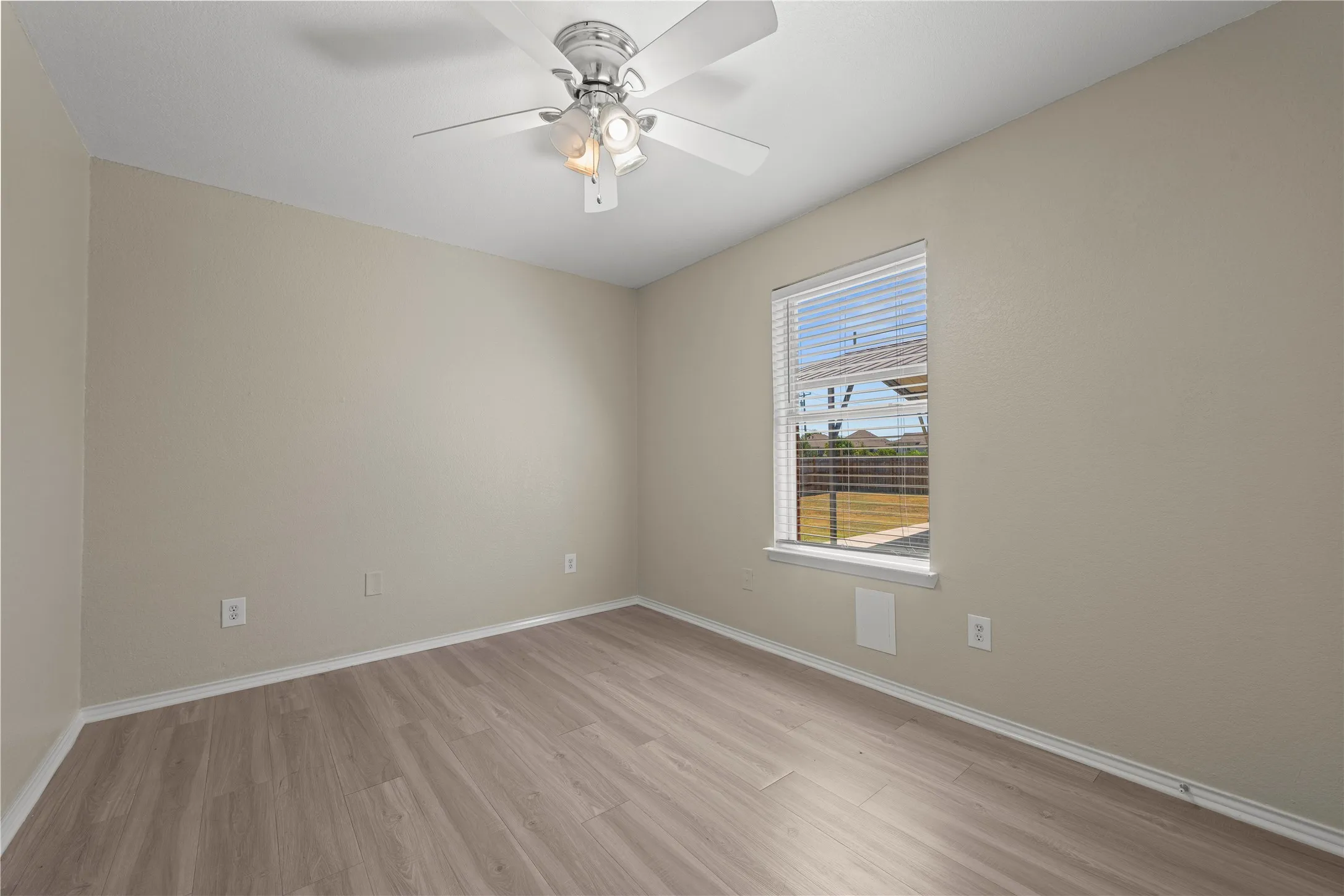 Single Family Residence For Sale in Mc Lennan County , 10805 Snow Pea Drive, Waco, Texas 76708, 4 Bedroom, 2 Bathroom, 2 Garage spaces, 1,730 Sqft, built in 2006, mls#21358666, Real Estate Agent in Waco, Homes For Sale in Mc Lennan county, Homes For Sale in Waco, Realtor in Waco Texas, Real Estate Brokerage Independent Realty Texas, Luminita Cordes Realtor