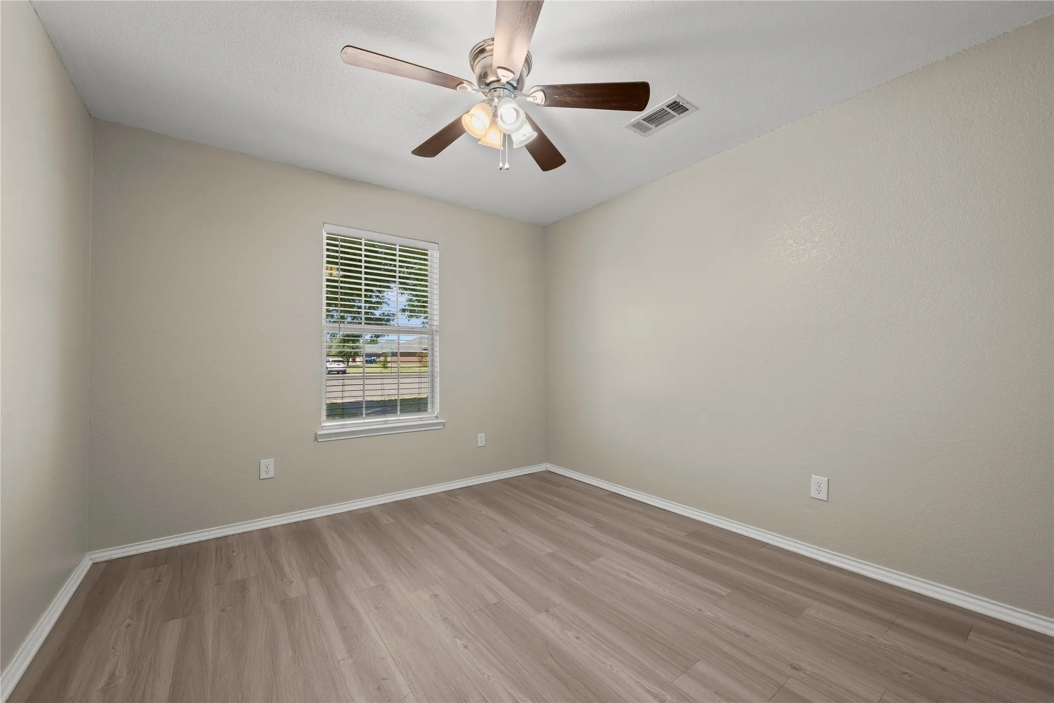 Single Family Residence For Sale in Mc Lennan County , 10805 Snow Pea Drive, Waco, Texas 76708, 4 Bedroom, 2 Bathroom, 2 Garage spaces, 1,730 Sqft, built in 2006, mls#21358666, Real Estate Agent in Waco, Homes For Sale in Mc Lennan county, Homes For Sale in Waco, Realtor in Waco Texas, Real Estate Brokerage Independent Realty Texas, Luminita Cordes Realtor