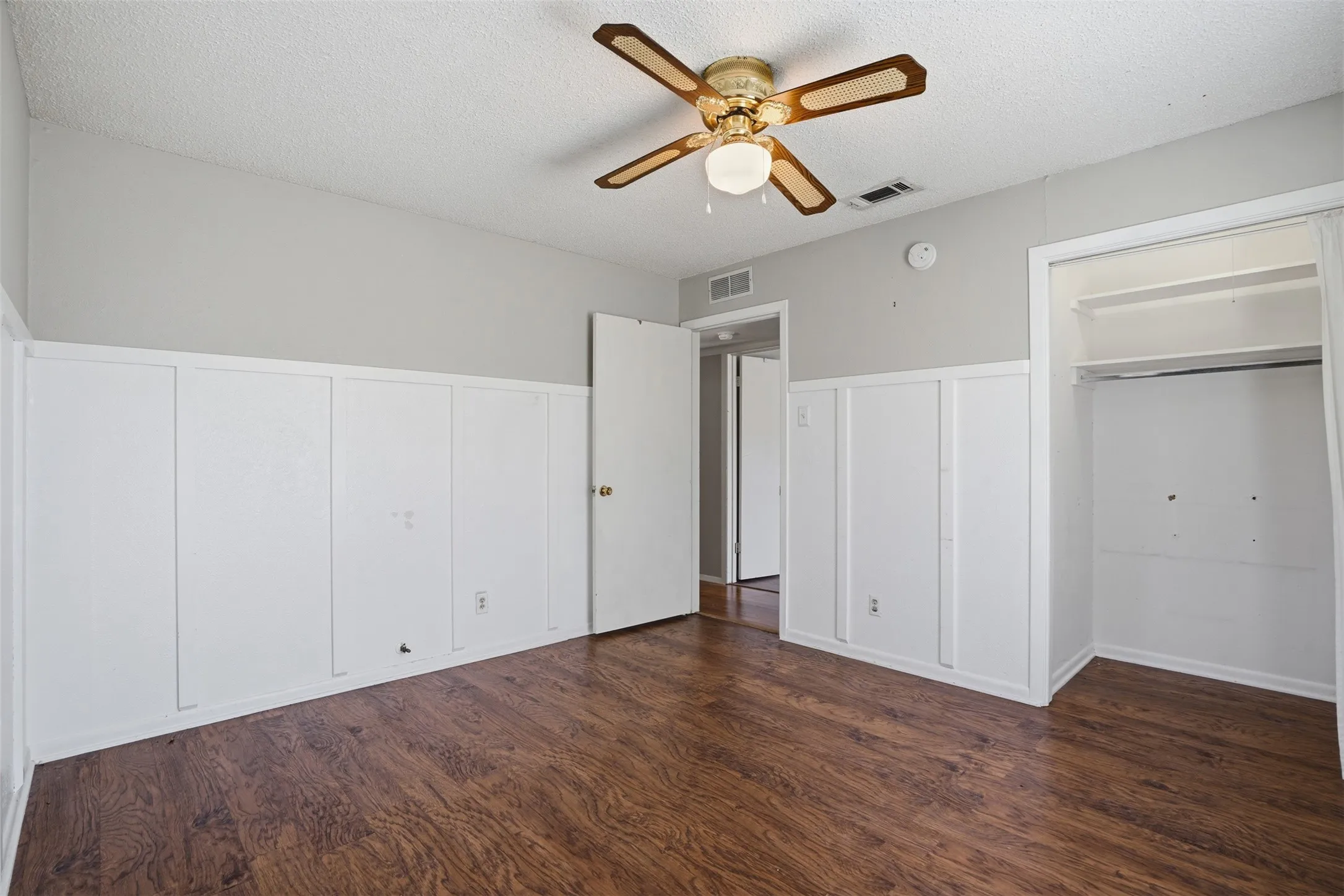 Single Family Residence For Sale in Rockwall County , 2471 N Fm 740, Heath, Texas 75032, 2 Bedroom, 1 Bathroom, 1 Garage spaces, 1,176 Sqft, built in 1973, mls#21357841, Real Estate Agent in Heath, Homes For Sale in Rockwall county, Homes For Sale in Heath, Realtor in Heath Texas, Real Estate Brokerage Independent Realty Texas, Luminita Cordes Realtor