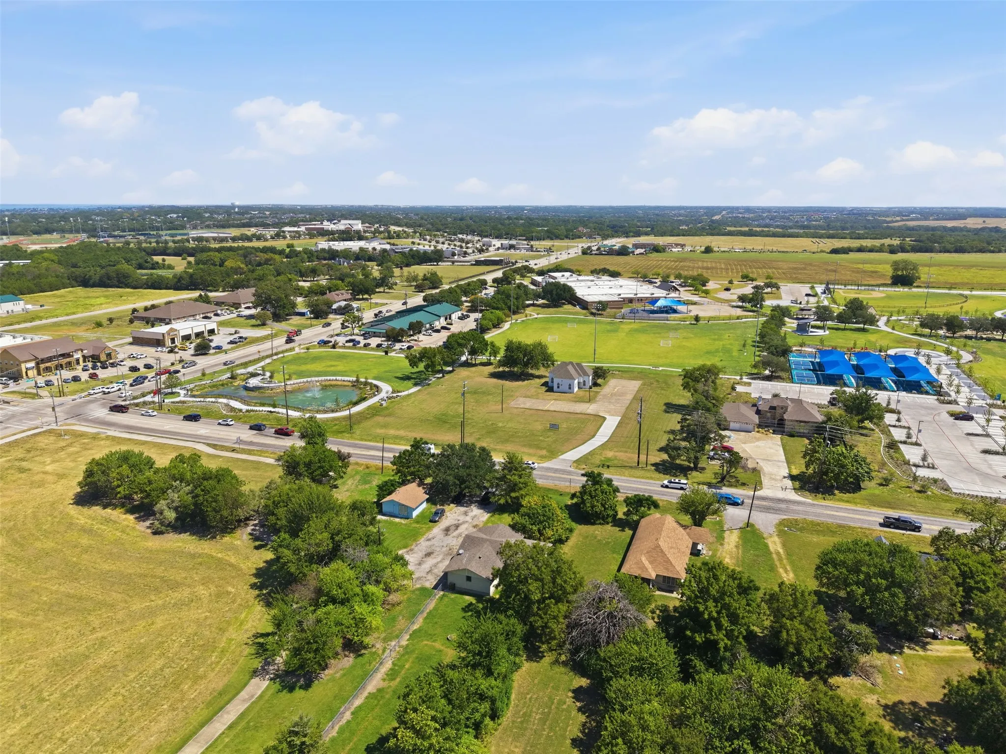 Single Family Residence For Sale in Rockwall County , 2471 N Fm 740, Heath, Texas 75032, 2 Bedroom, 1 Bathroom, 1 Garage spaces, 1,176 Sqft, built in 1973, mls#21357841, Real Estate Agent in Heath, Homes For Sale in Rockwall county, Homes For Sale in Heath, Realtor in Heath Texas, Real Estate Brokerage Independent Realty Texas, Luminita Cordes Realtor